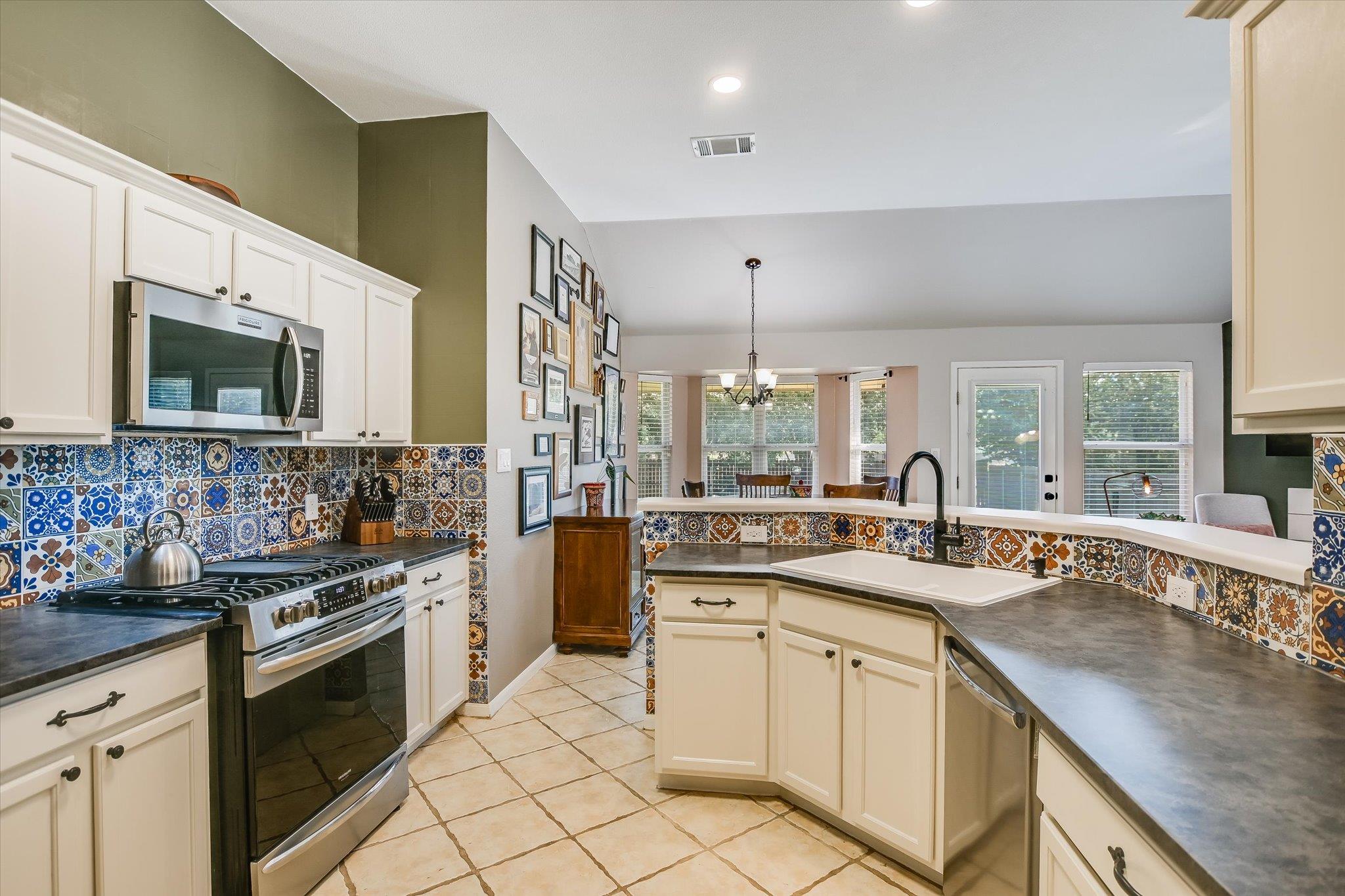 1302 Redbud LN