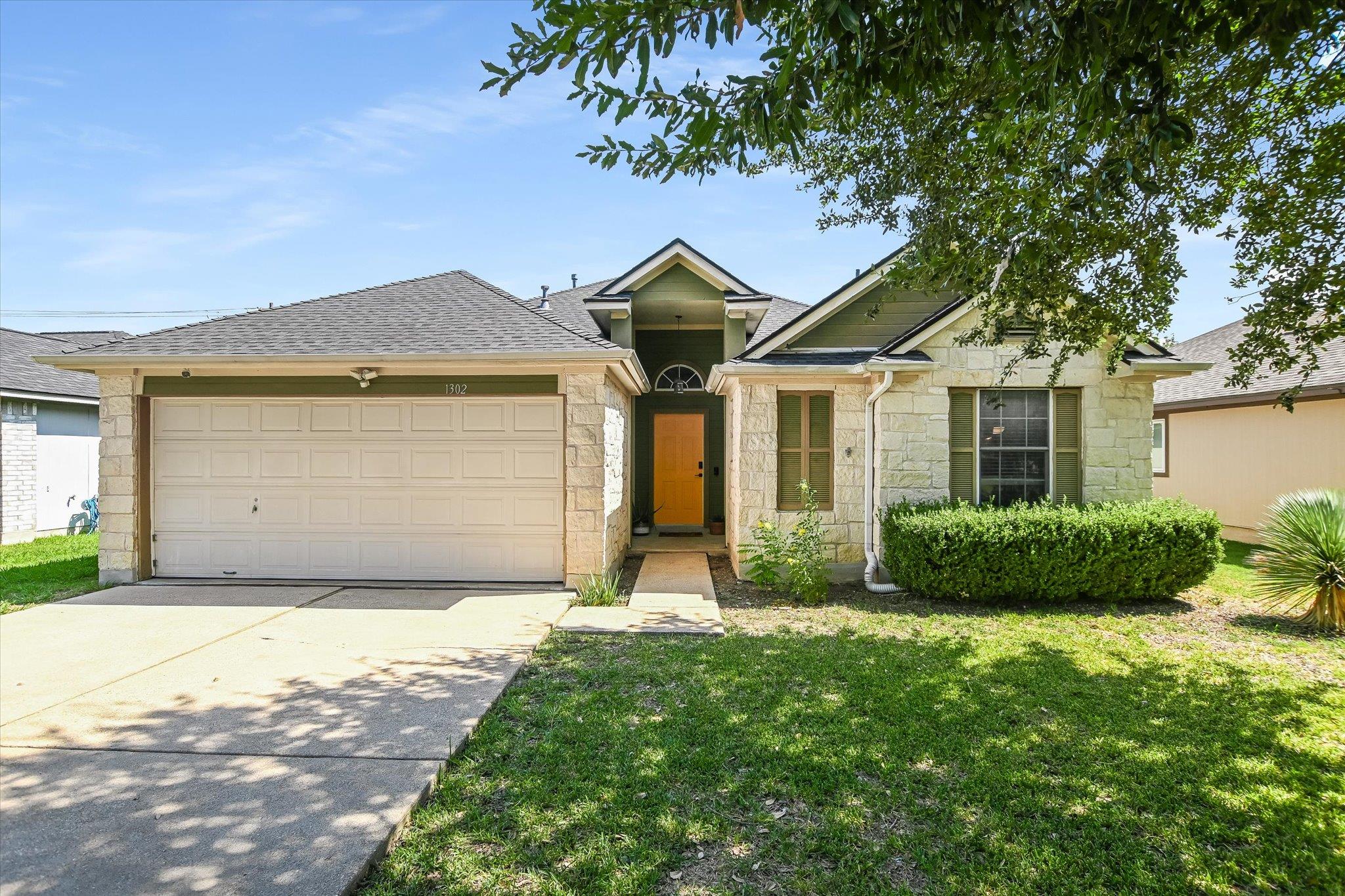 1302 Redbud LN