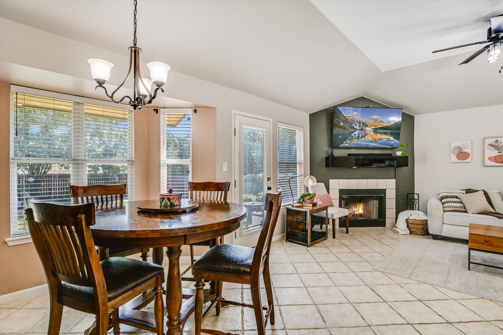 1302 Redbud LN