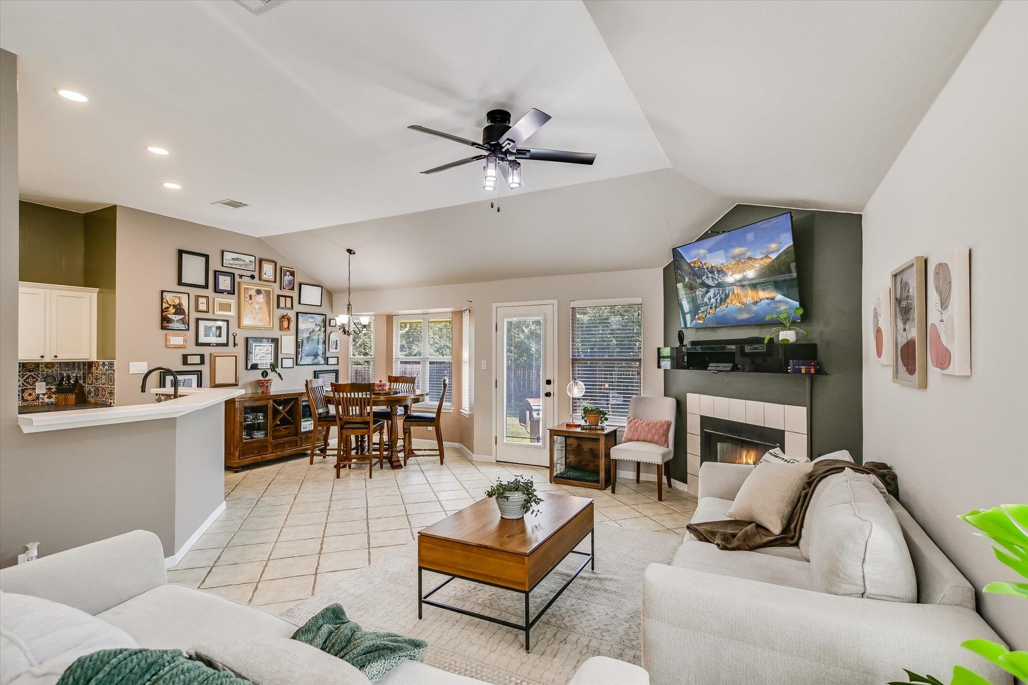 1302 Redbud LN
