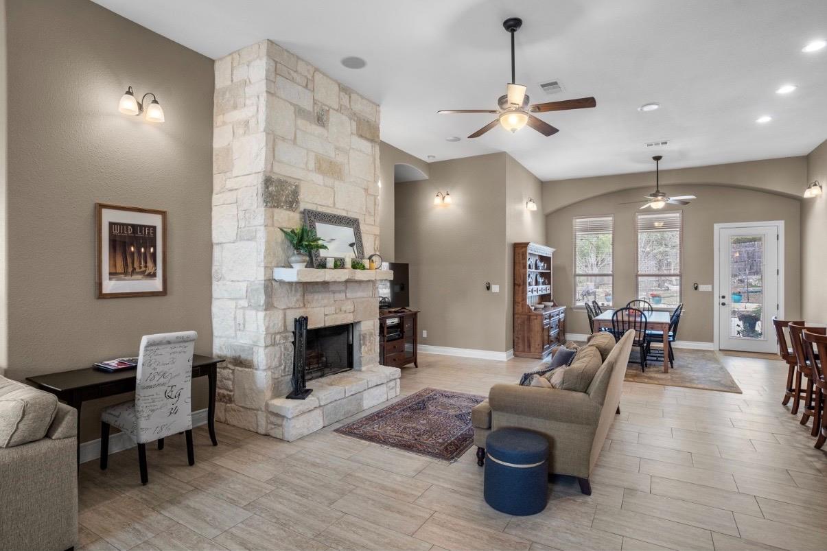 201 Greenridge LN