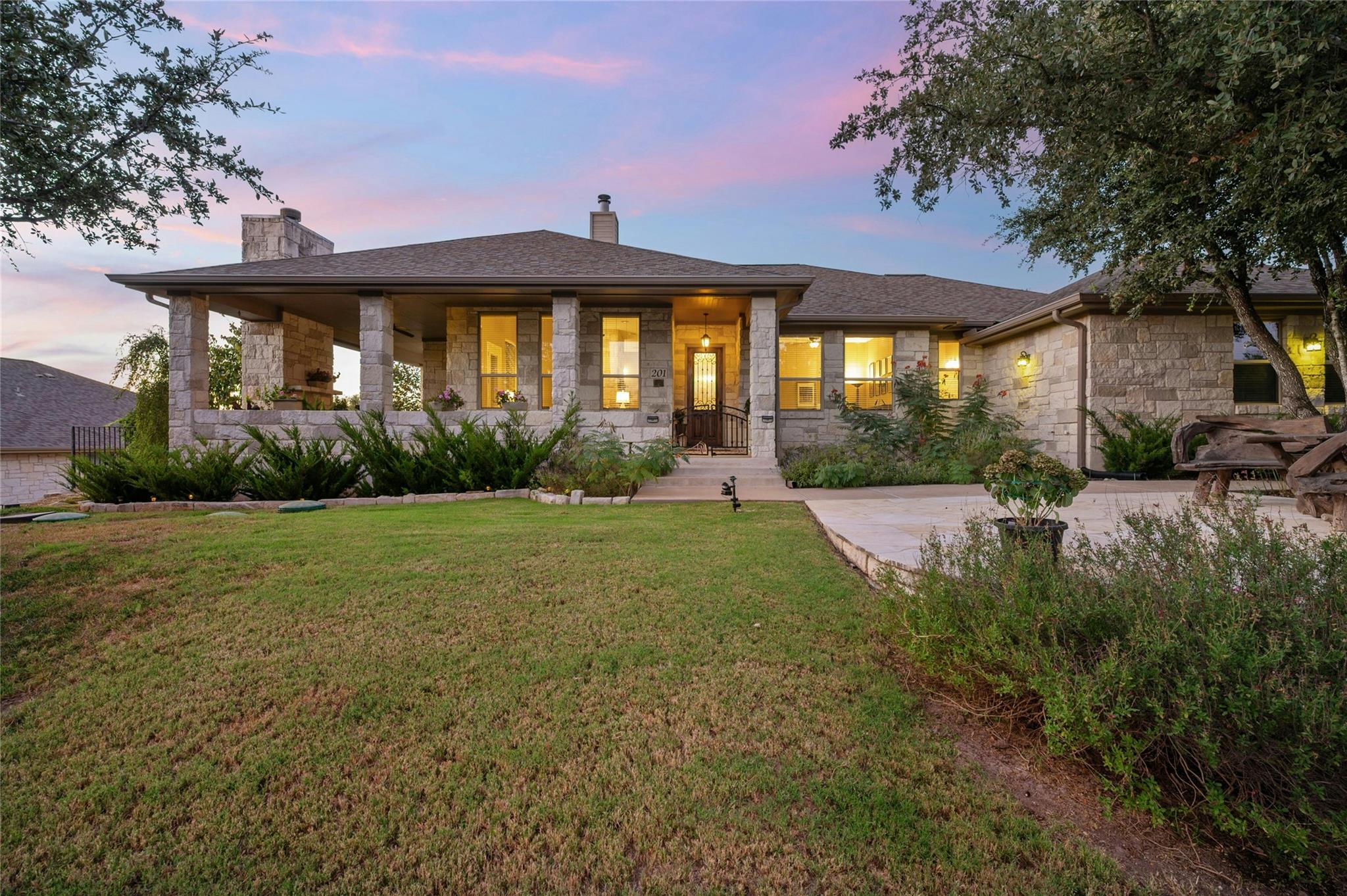 201 Greenridge LN