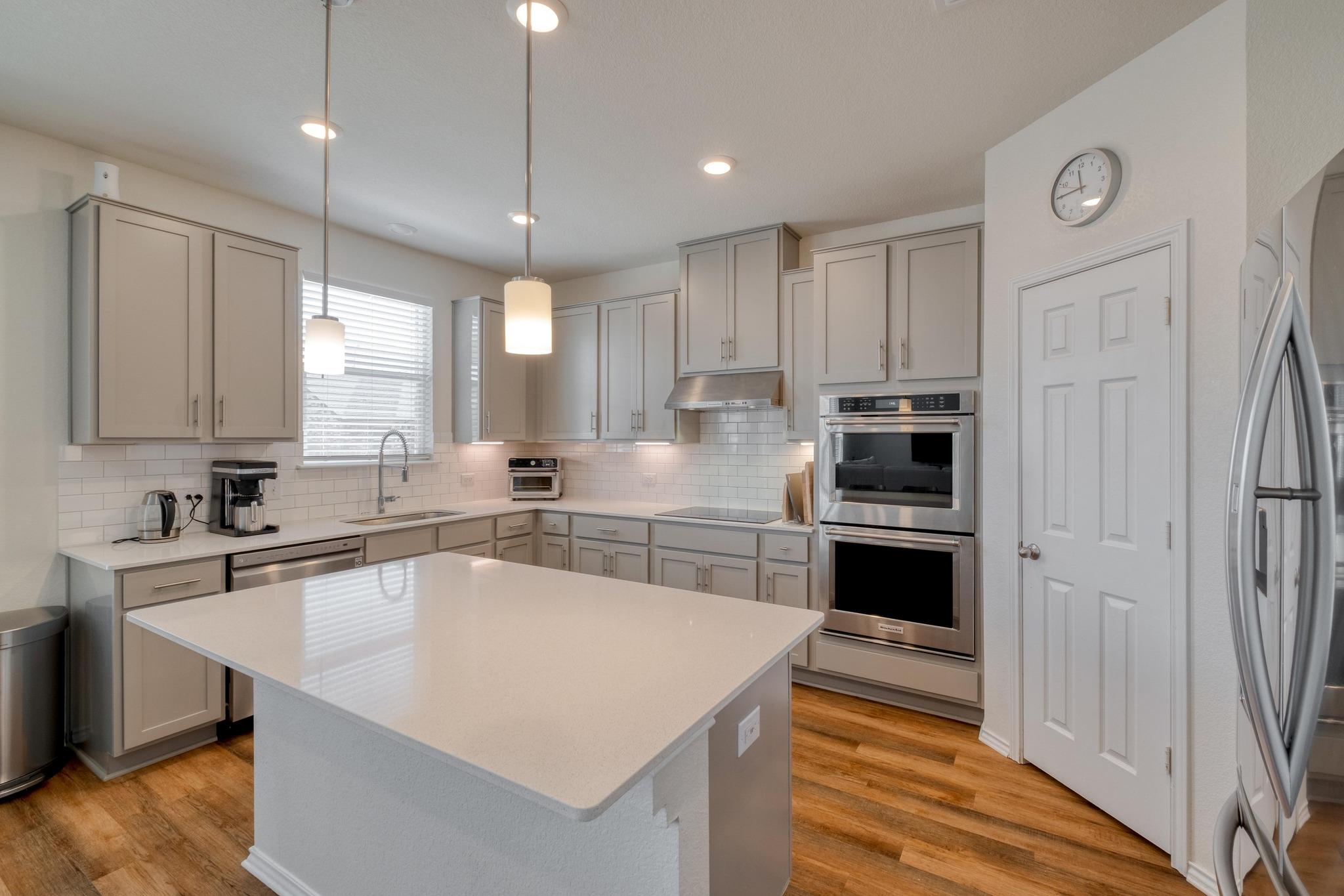 1004 Brenham LN