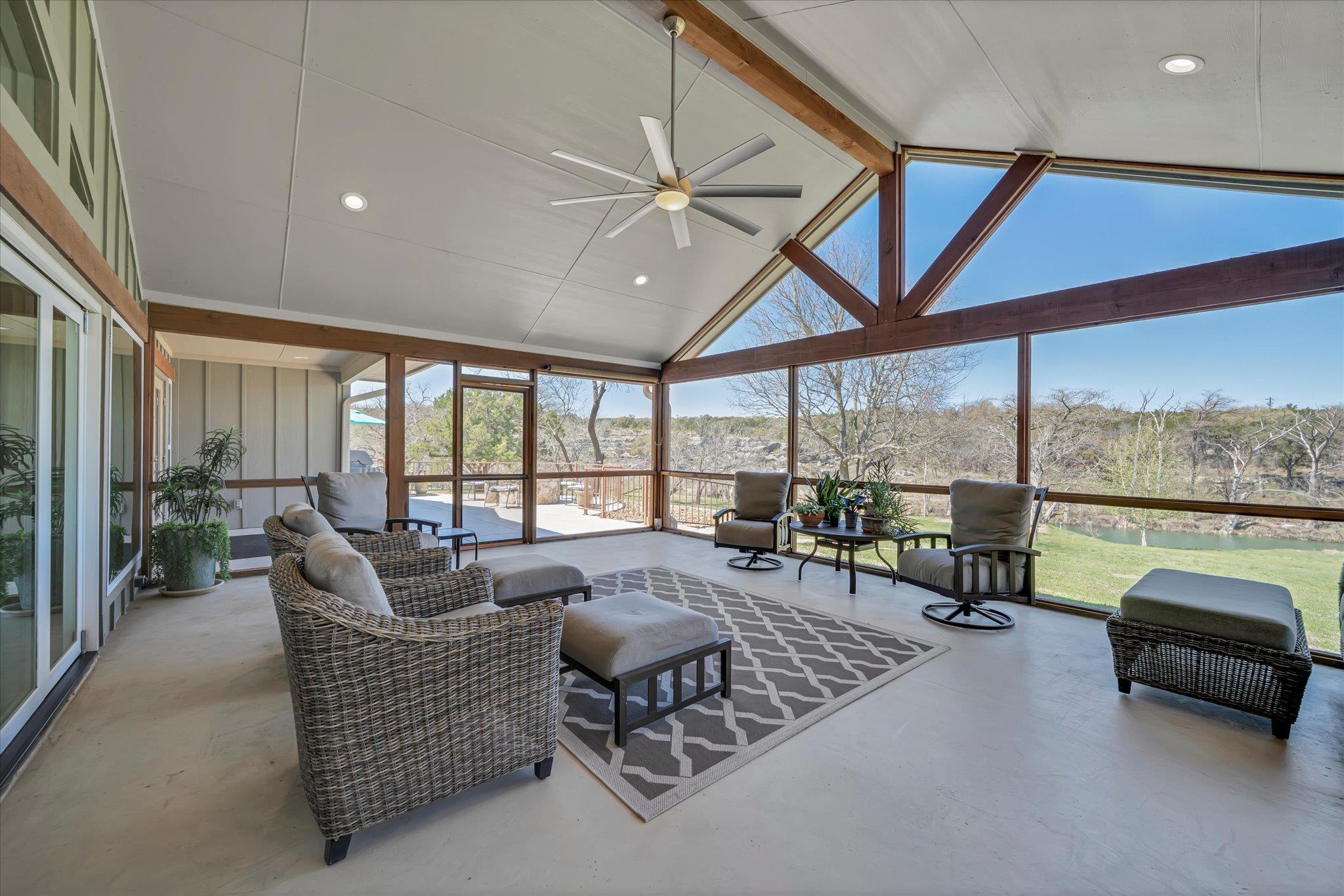 204 W BLANCO BEND DR