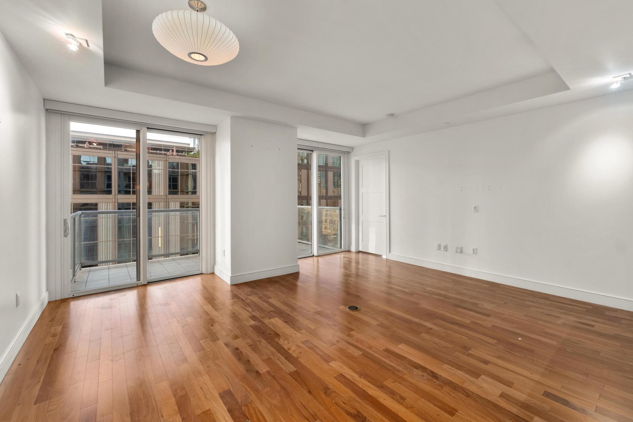 98 San Jacinto BLVD # 904