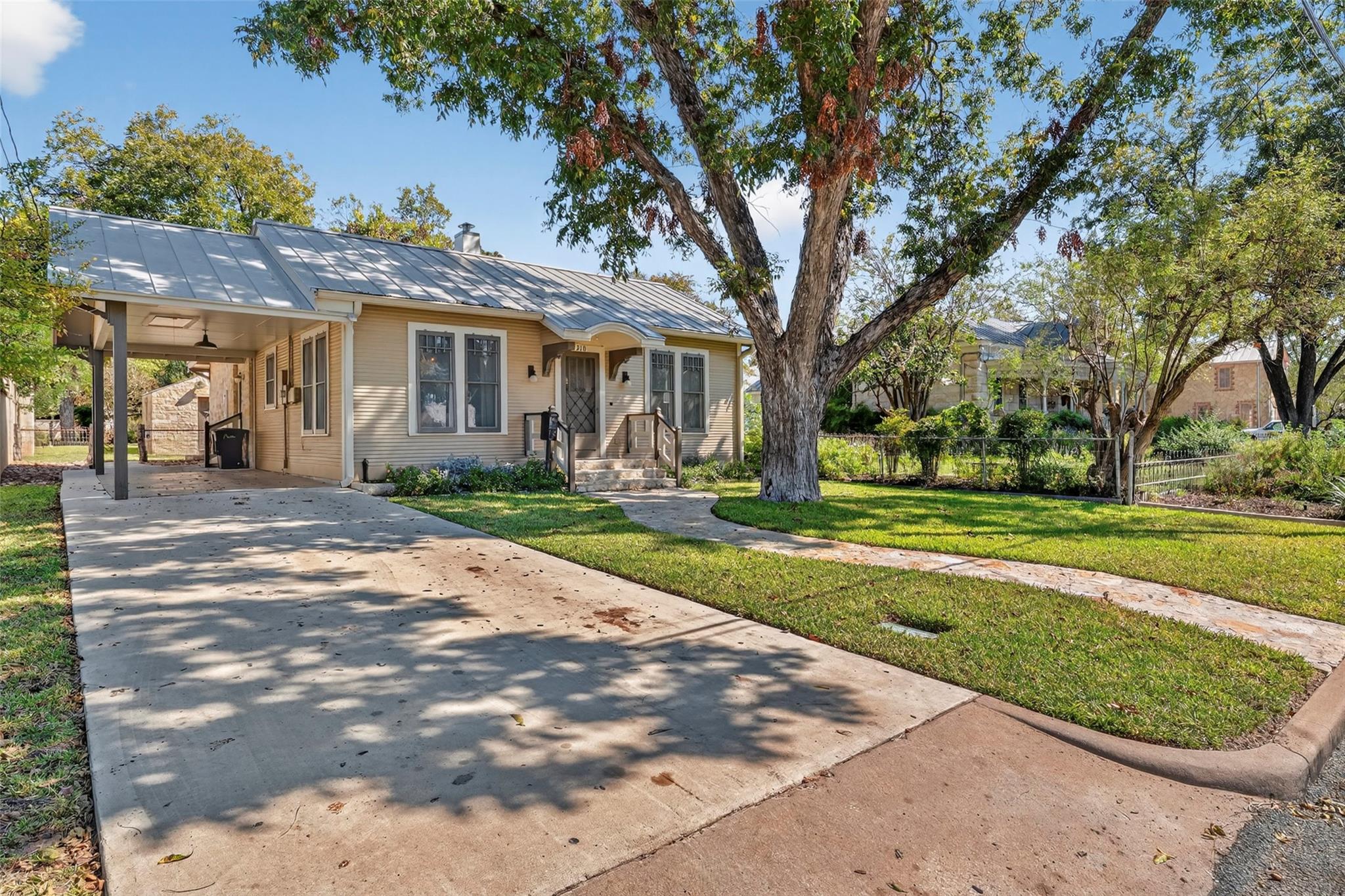 210 E Travis ST, Fredericksburg