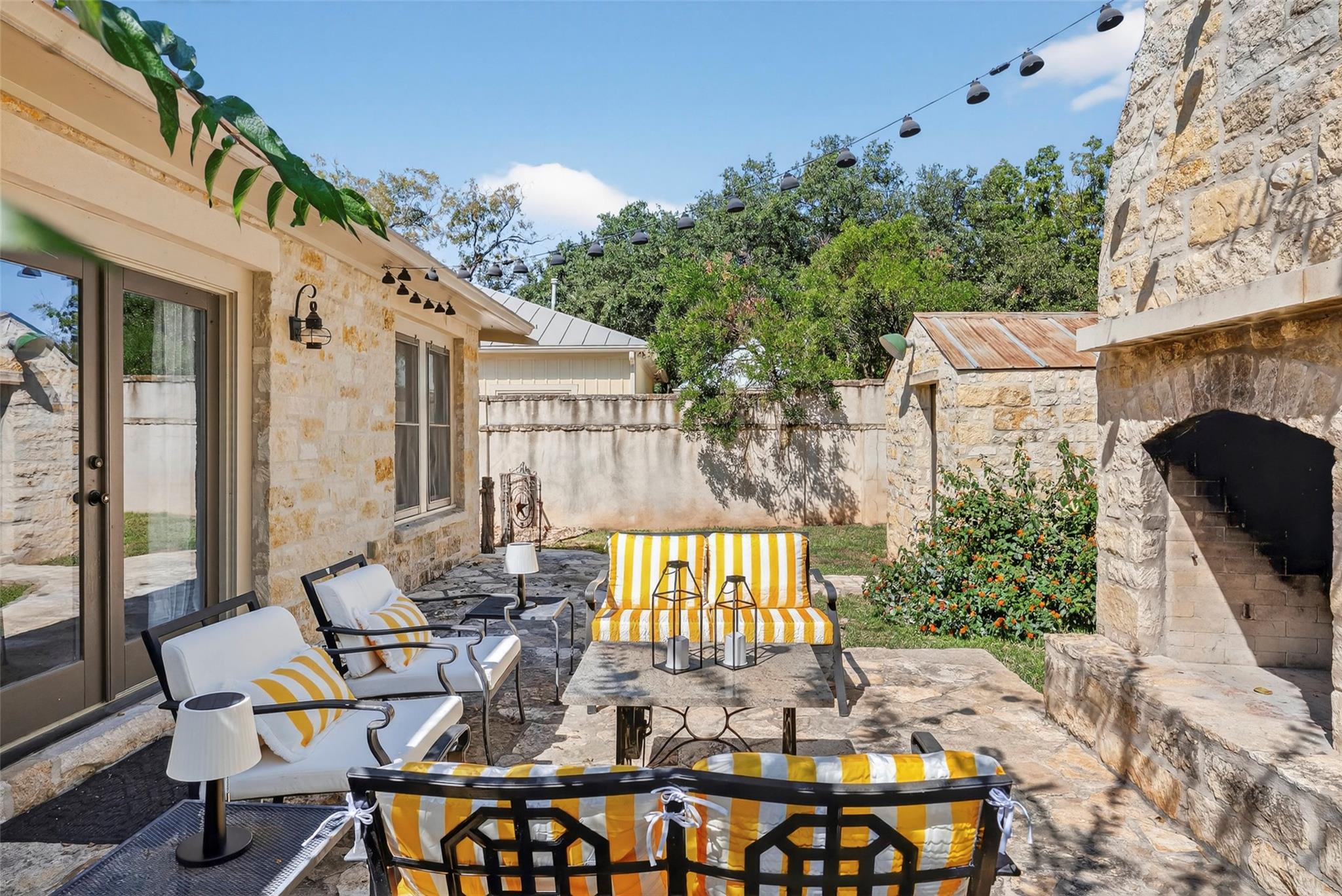 210 E Travis ST, Fredericksburg