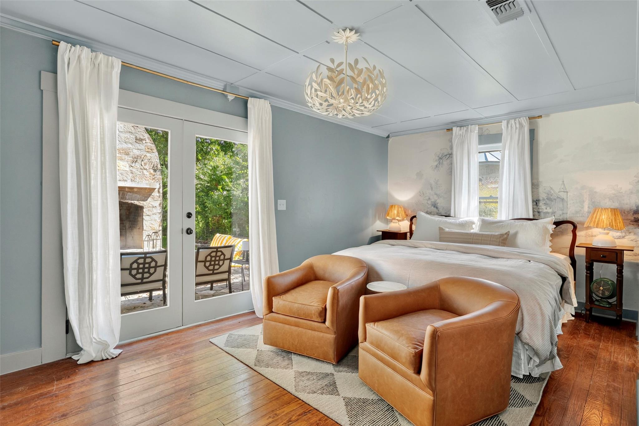 210 E Travis ST, Fredericksburg