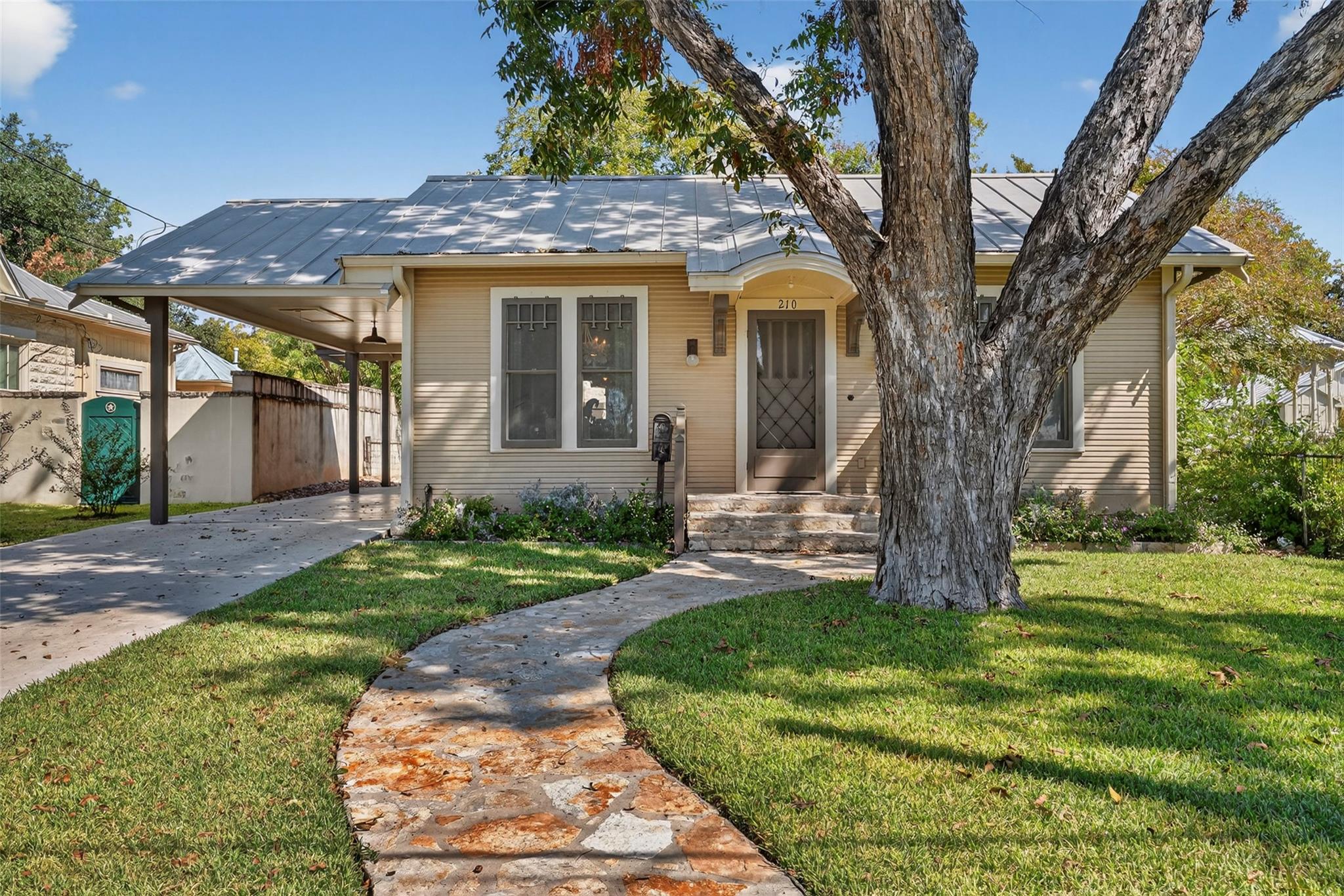 210 E Travis ST, Fredericksburg