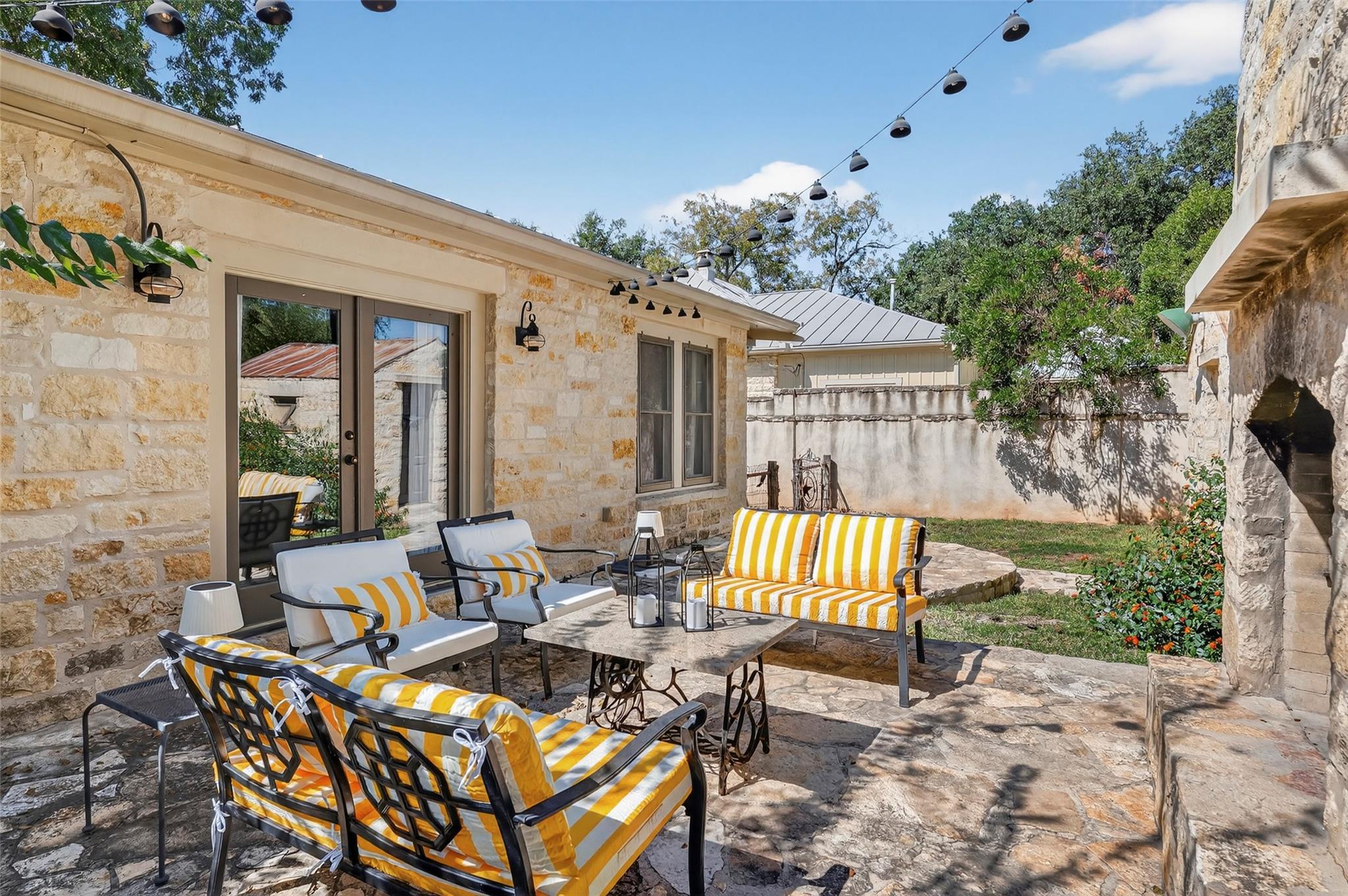 210 E Travis ST, Fredericksburg