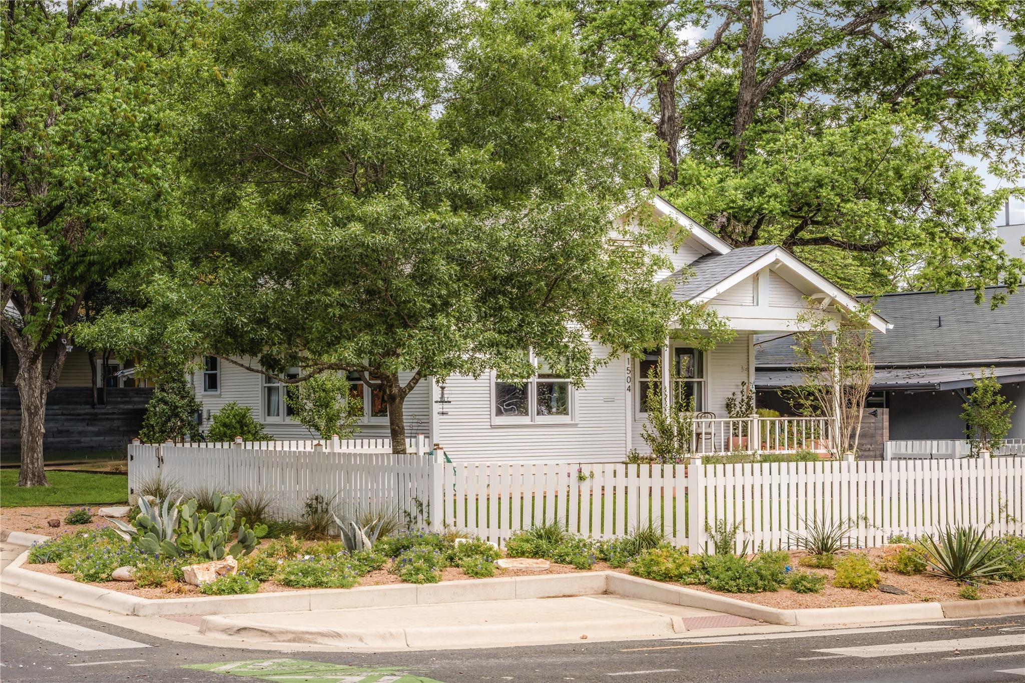 1504 Bluebonnet LN