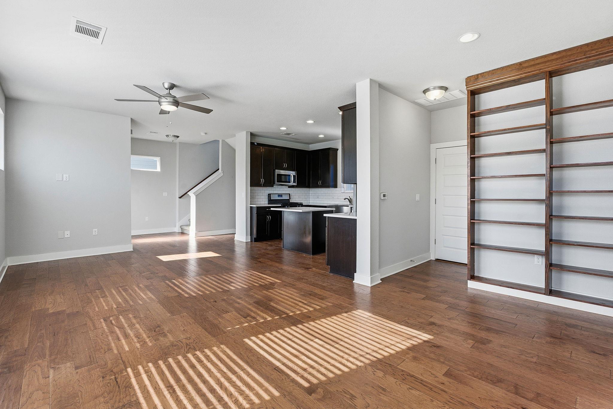1912 Dinsdale LN