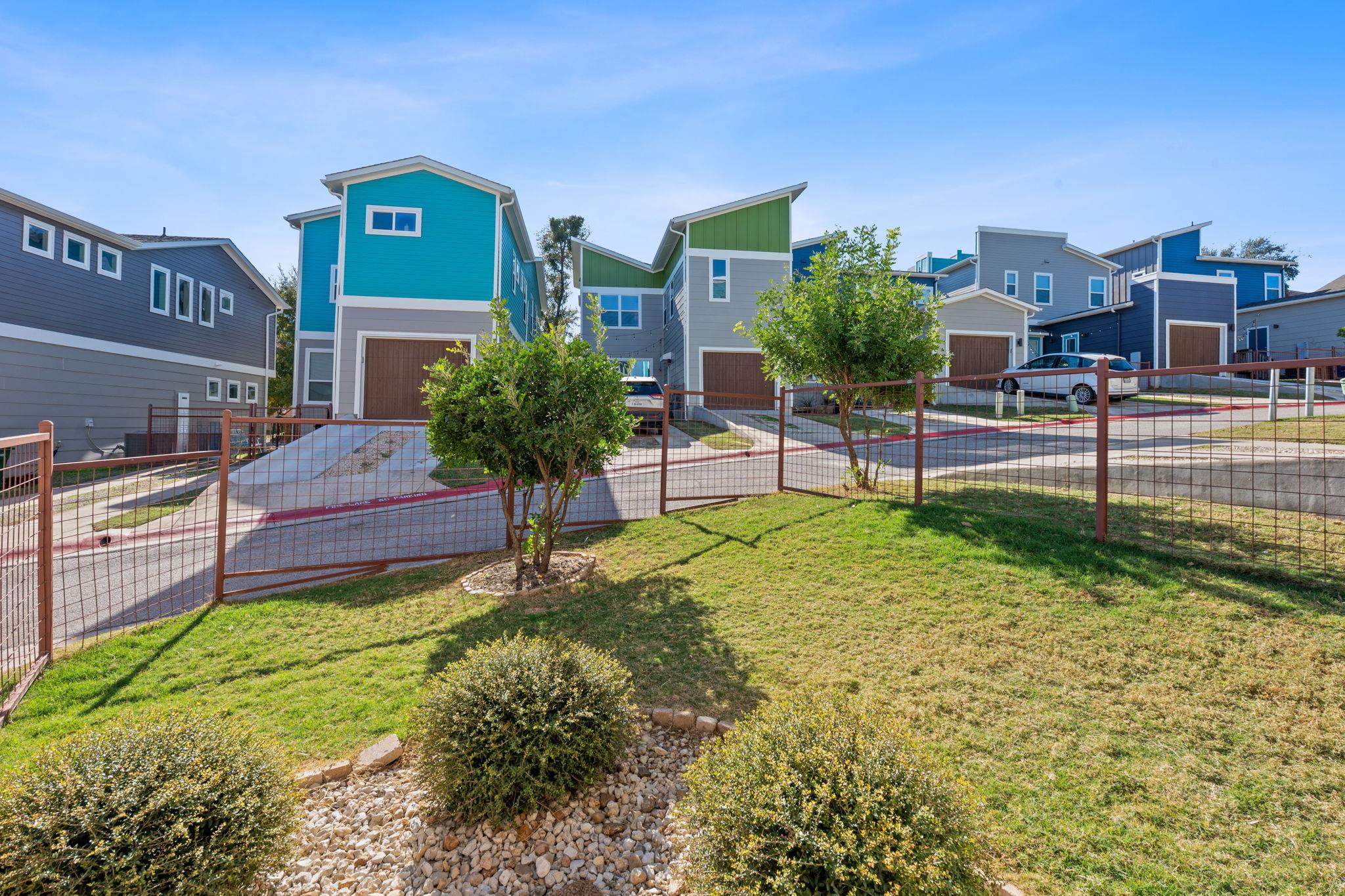 1912 Dinsdale LN