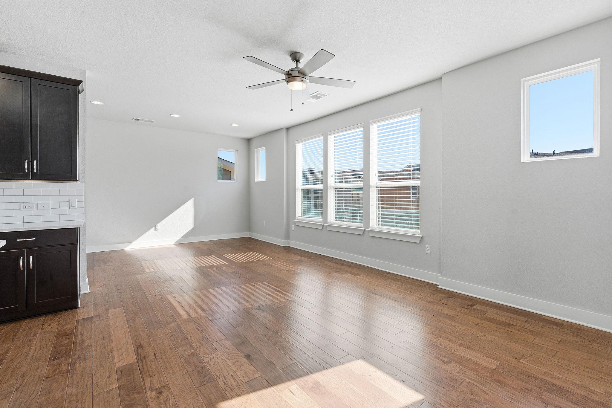 1912 Dinsdale LN