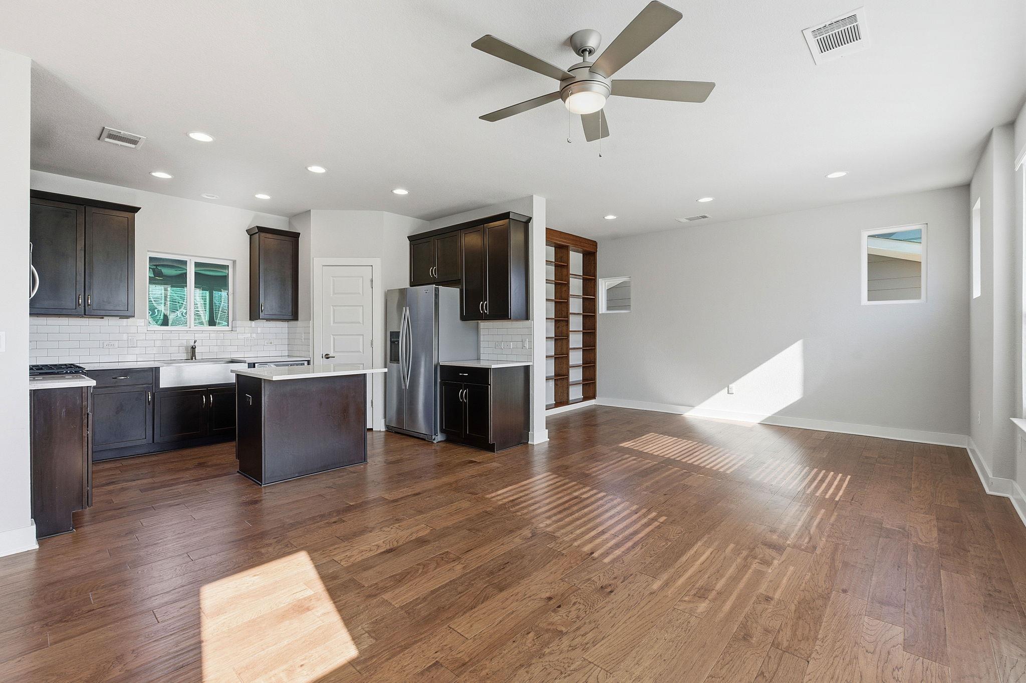 1912 Dinsdale LN