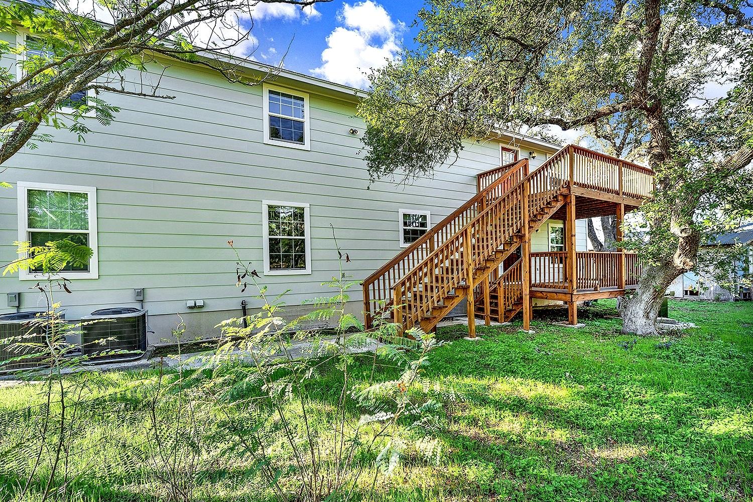 207 Oakwood LOOP