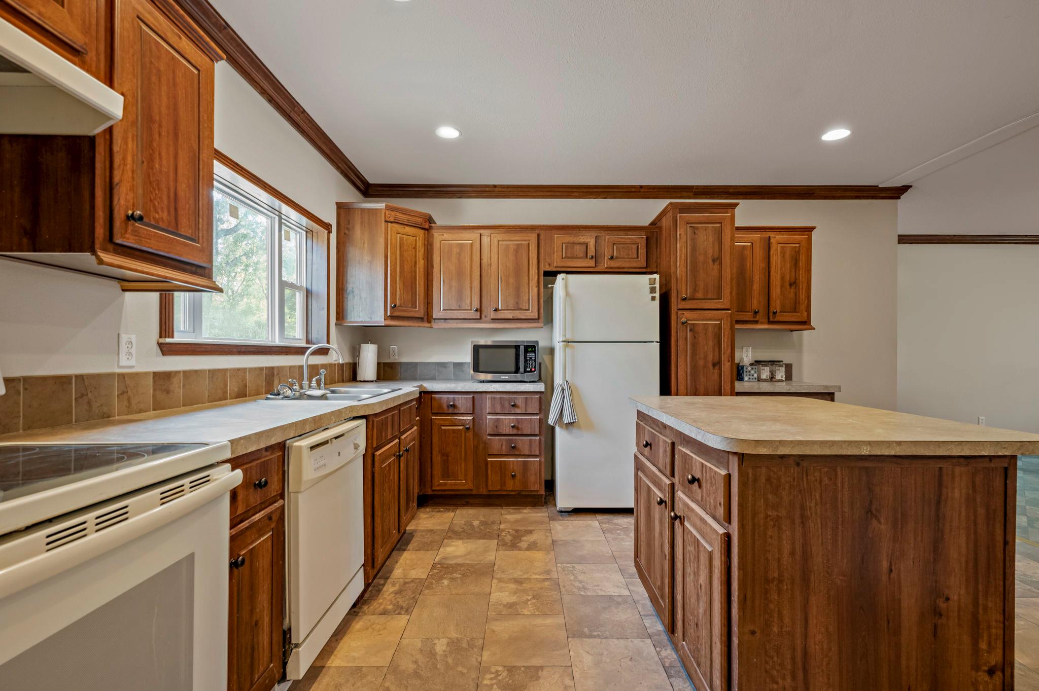 454 Leisure LN