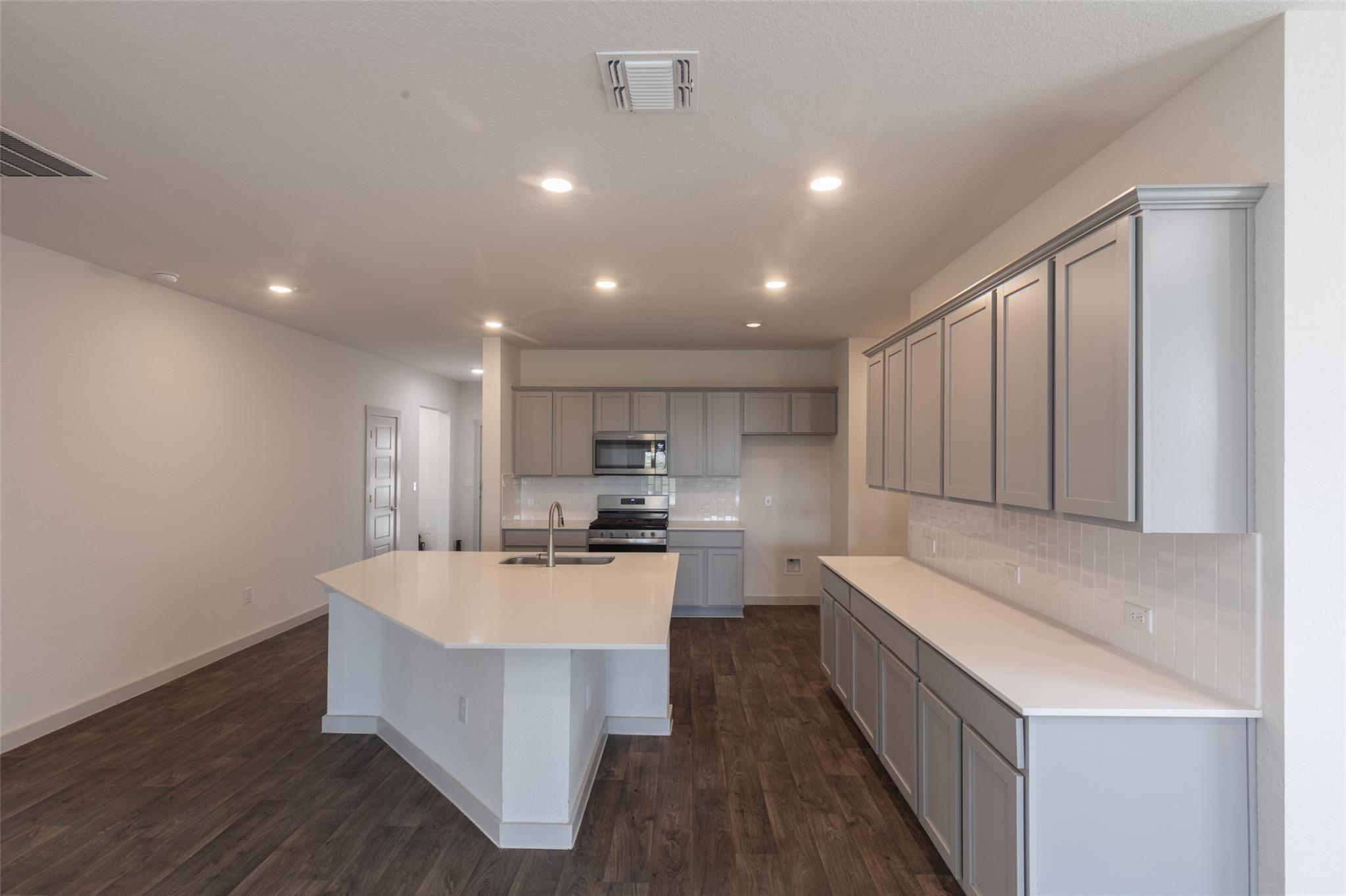 2913 Louris LN