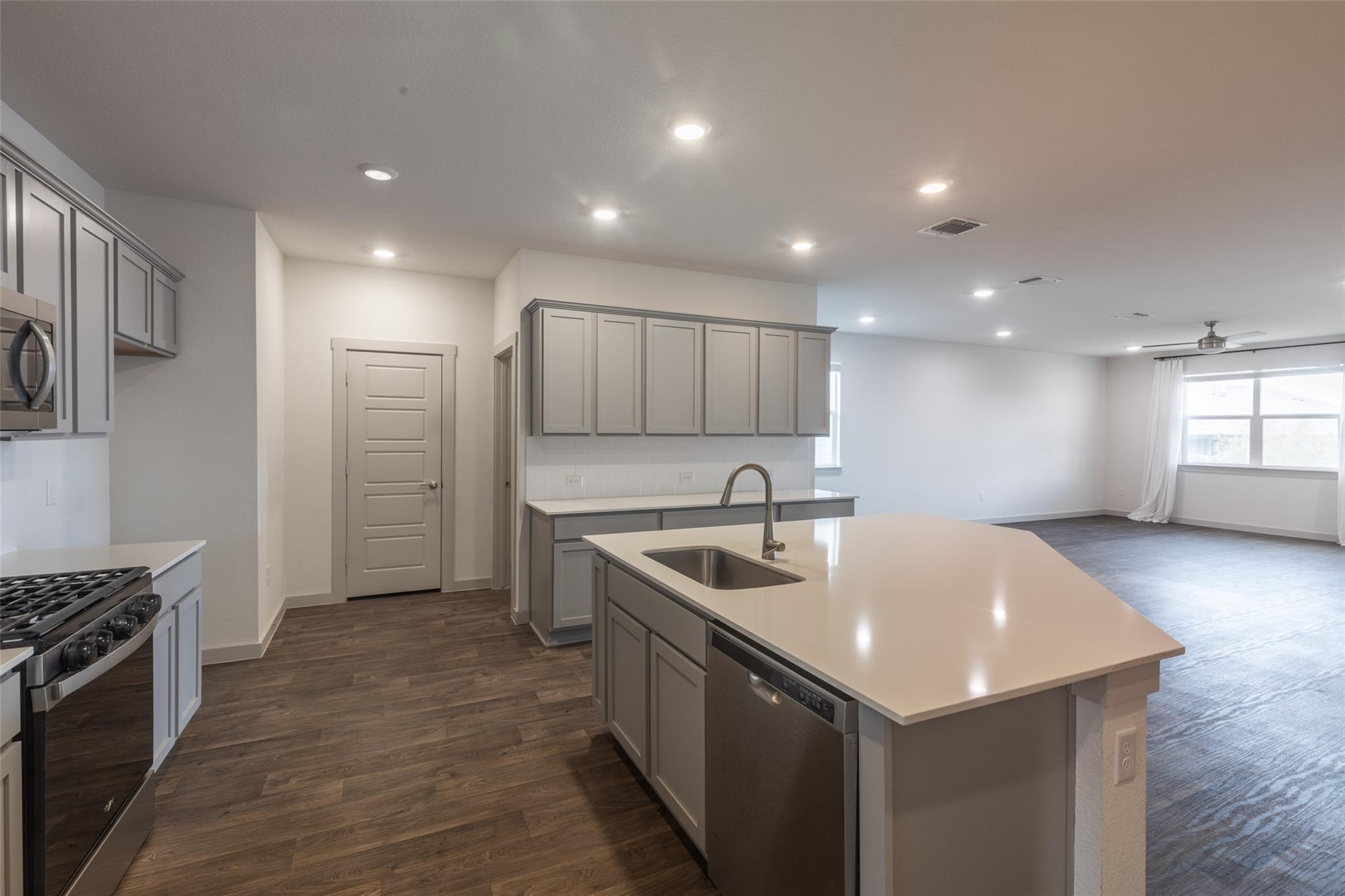 2913 Louris LN