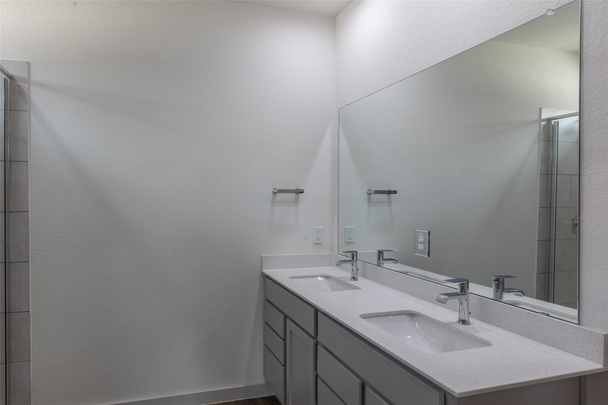 2913 Louris LN