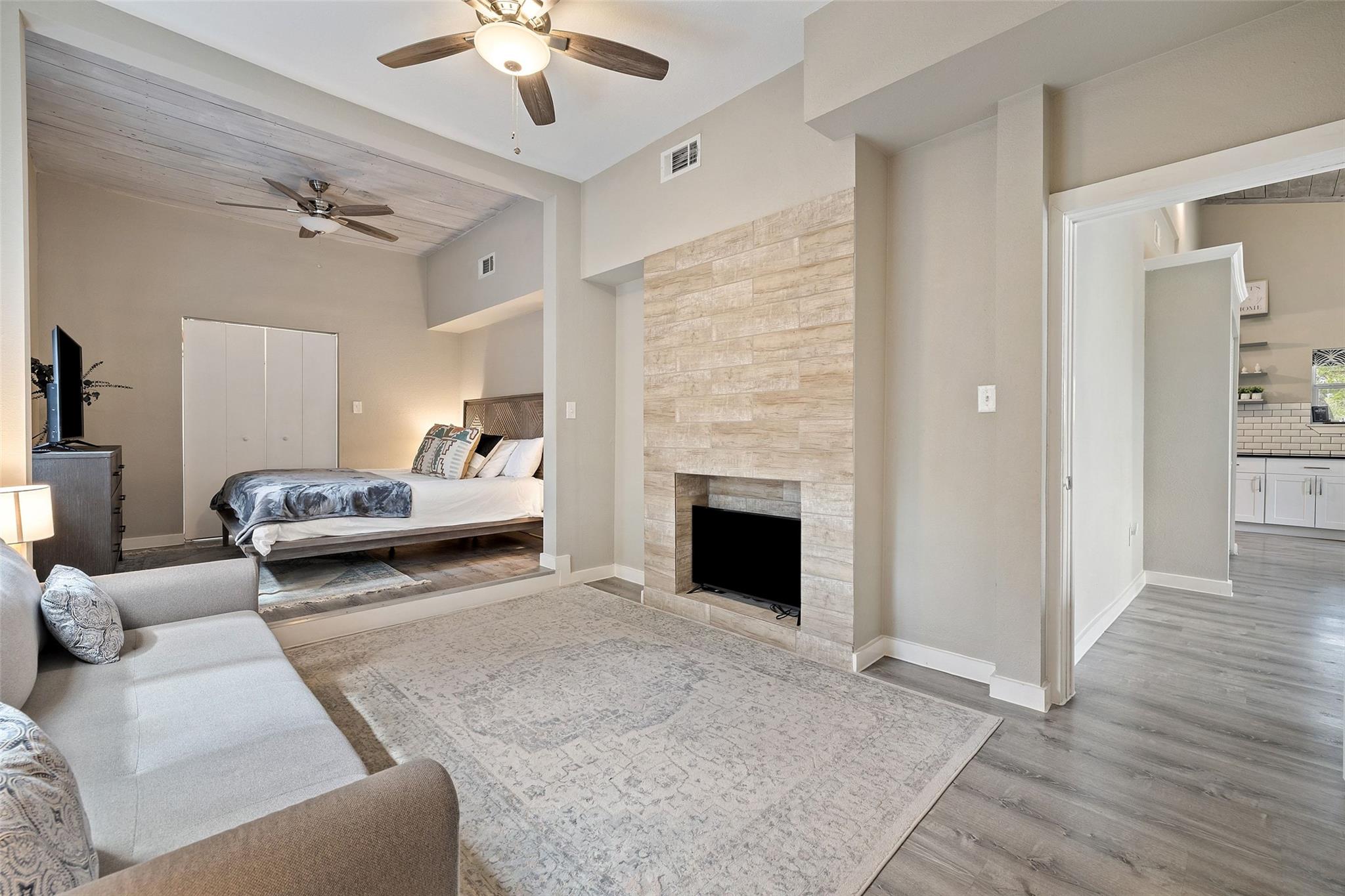 900 Deer Creek CIR