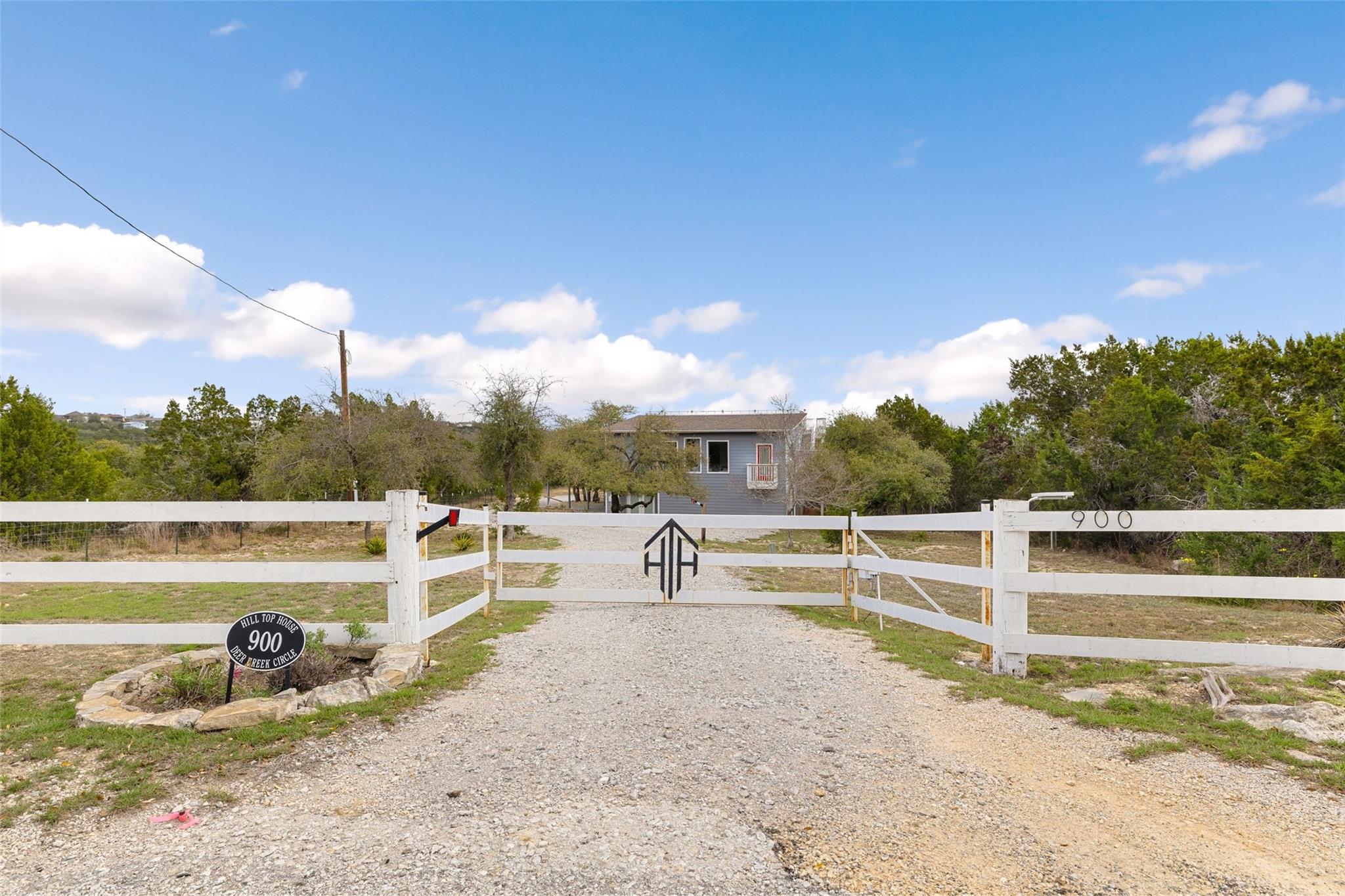 900 Deer Creek CIR