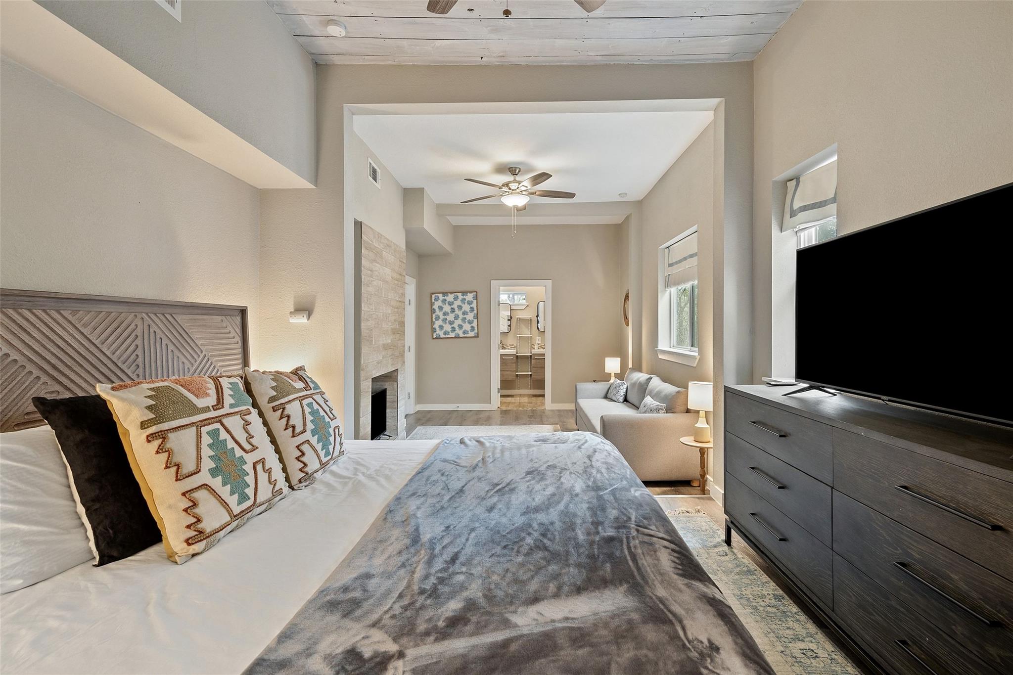 900 Deer Creek CIR