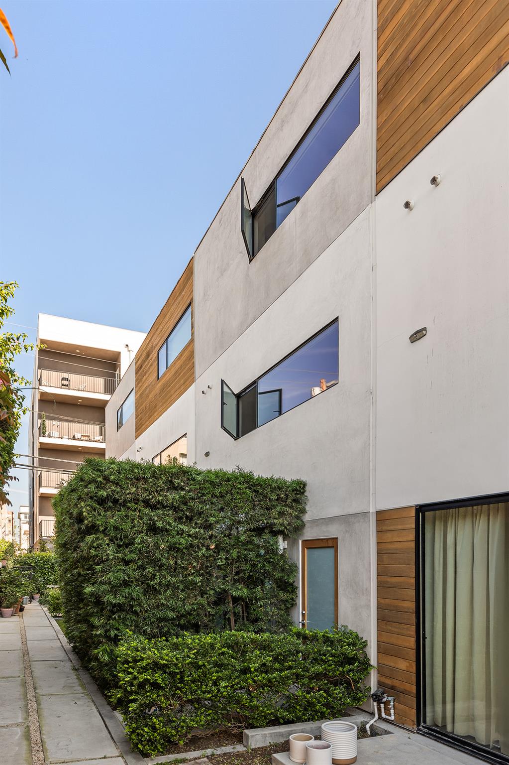 860 1/2 S Wilton PL