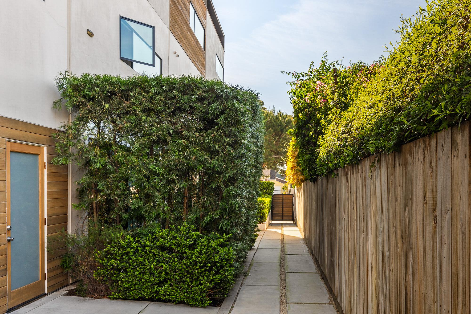 860 1/2 S Wilton PL