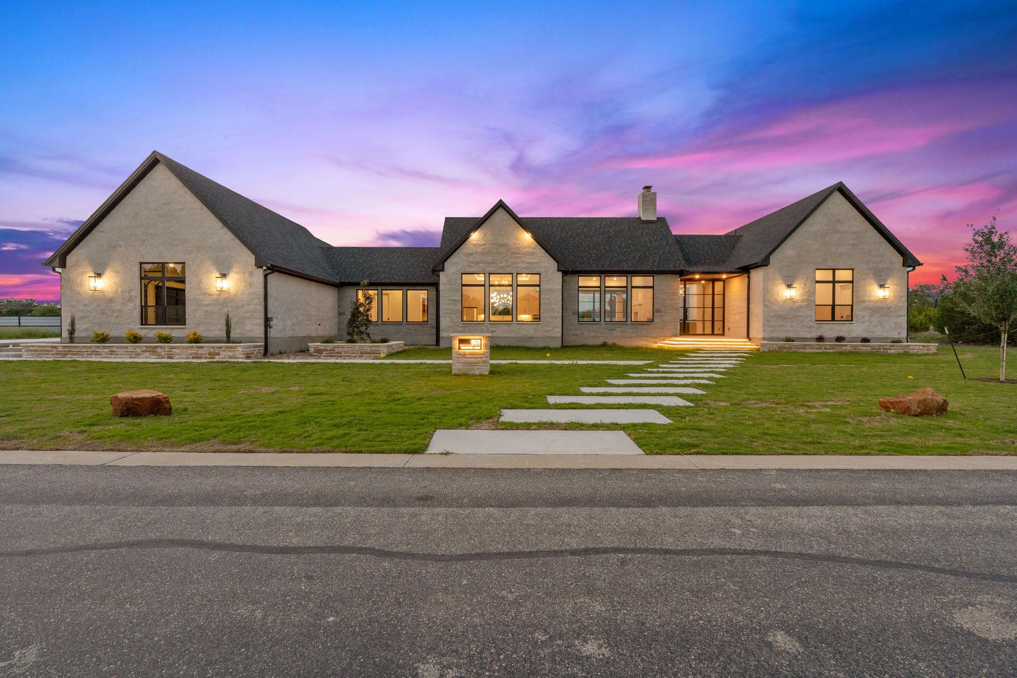 501 Rawhide LN