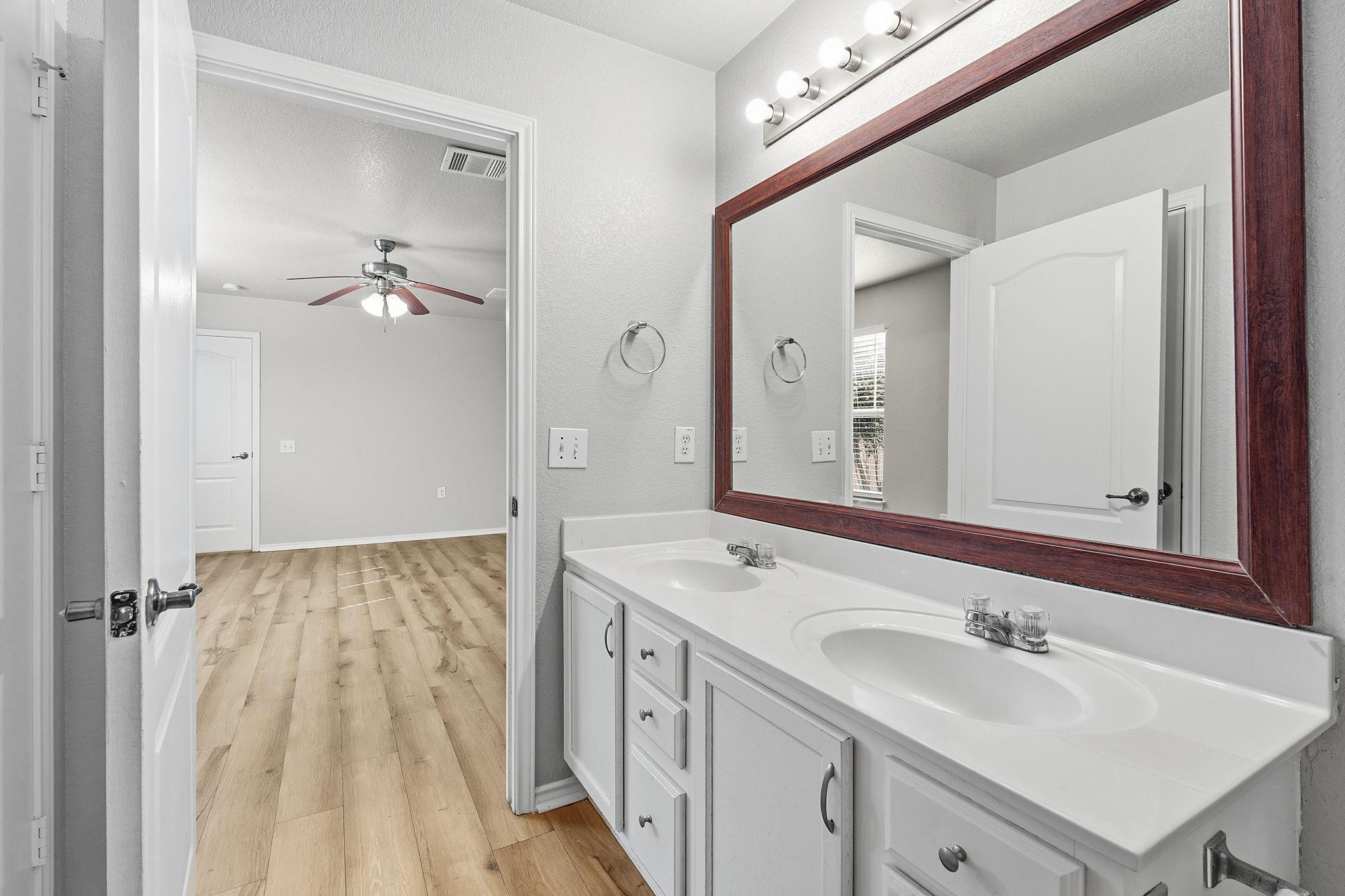 6736 Cornish Hen LN