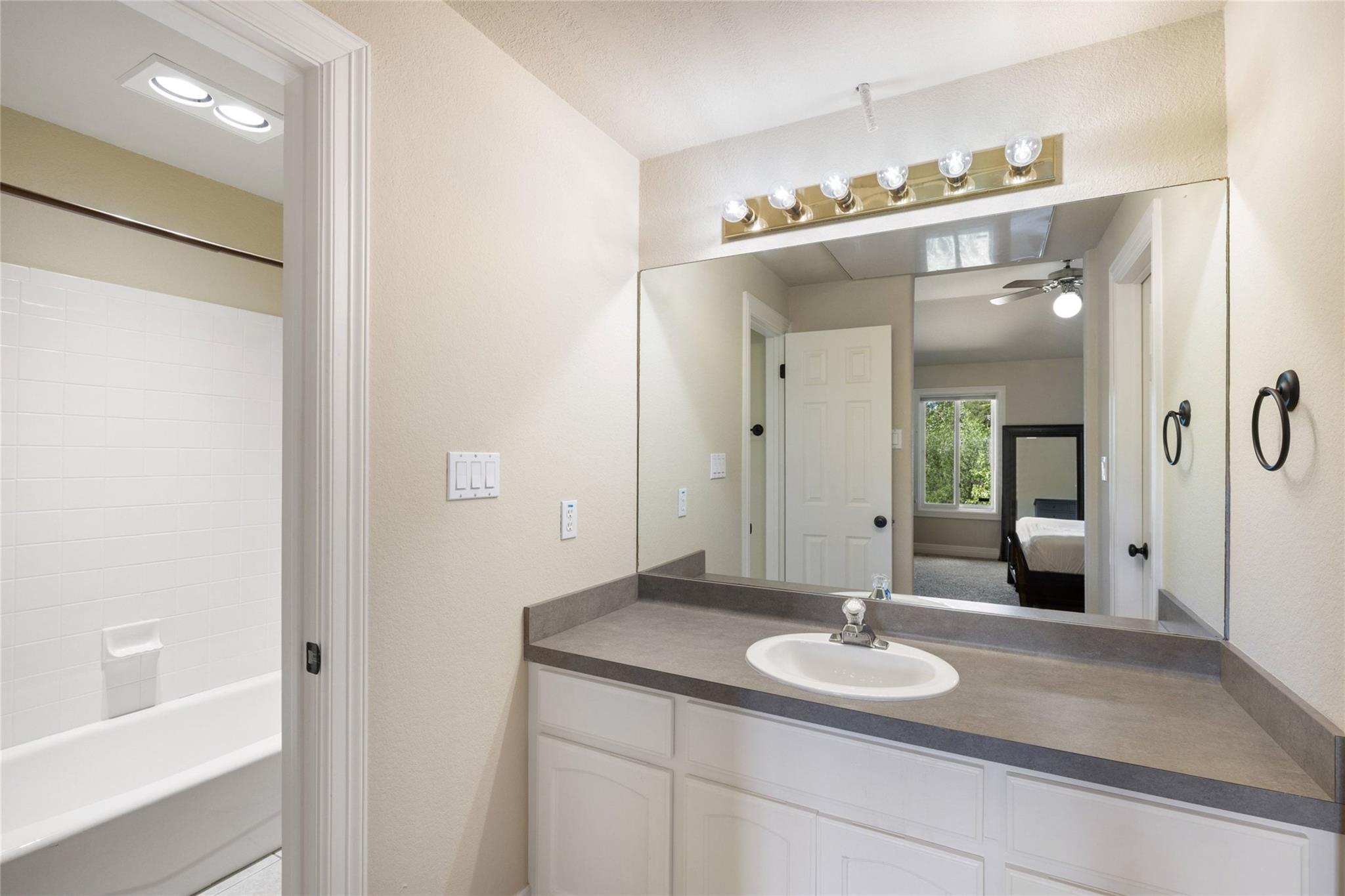 3904 Bonnell DR