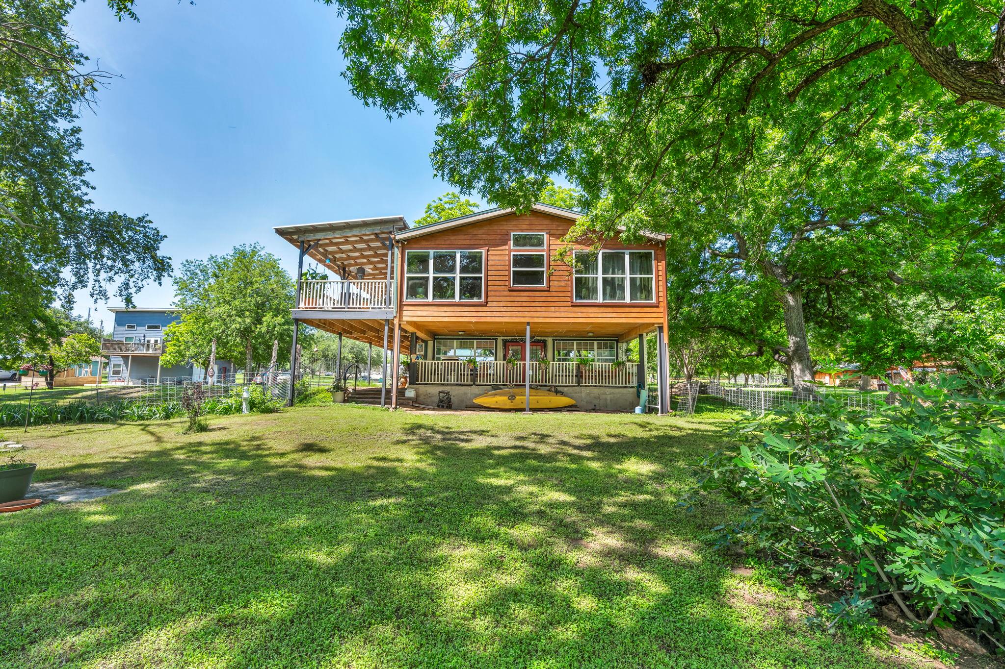 3715 Lakeview DR