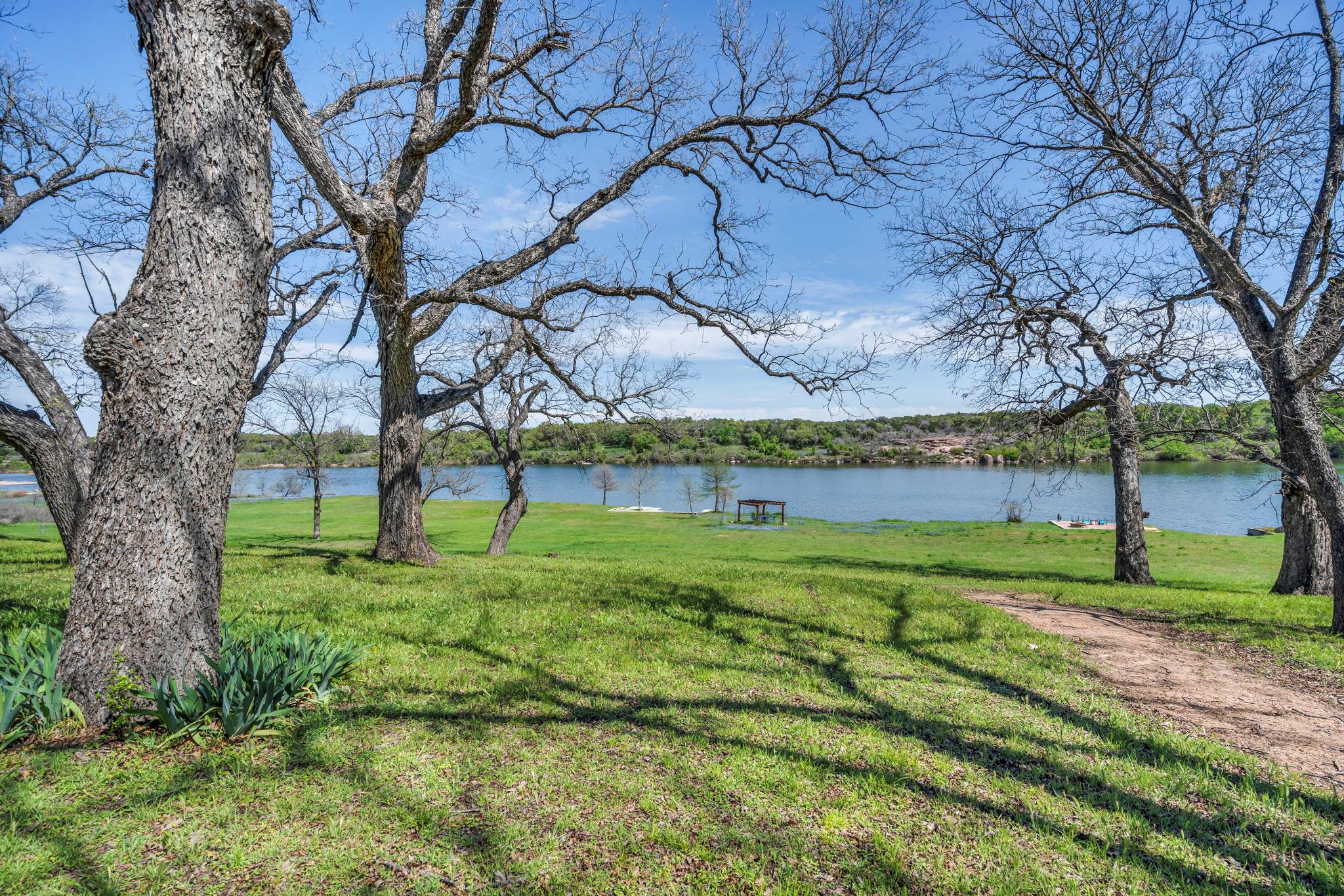 3715 Lakeview DR