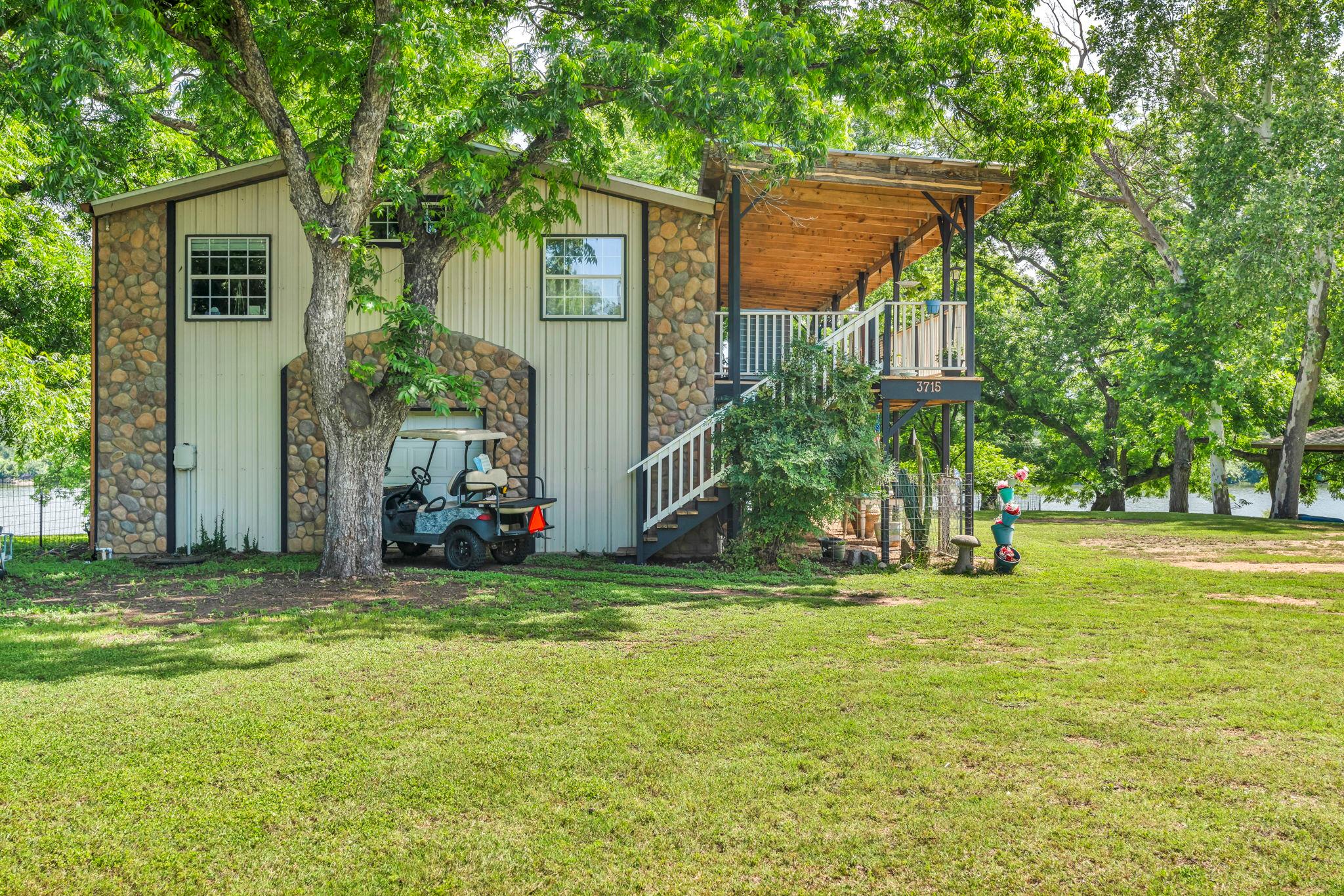 3715 Lakeview DR