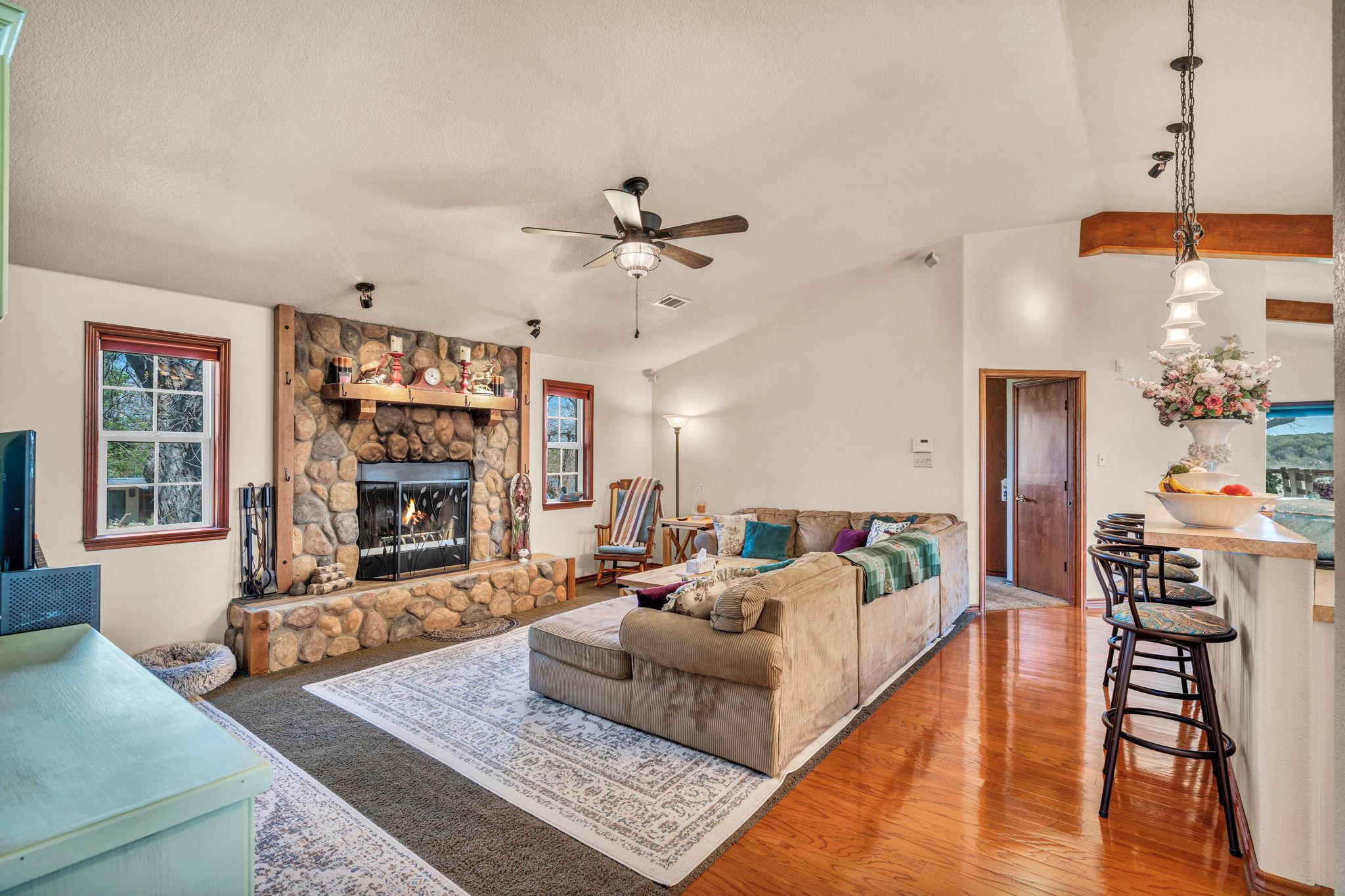 3715 Lakeview DR