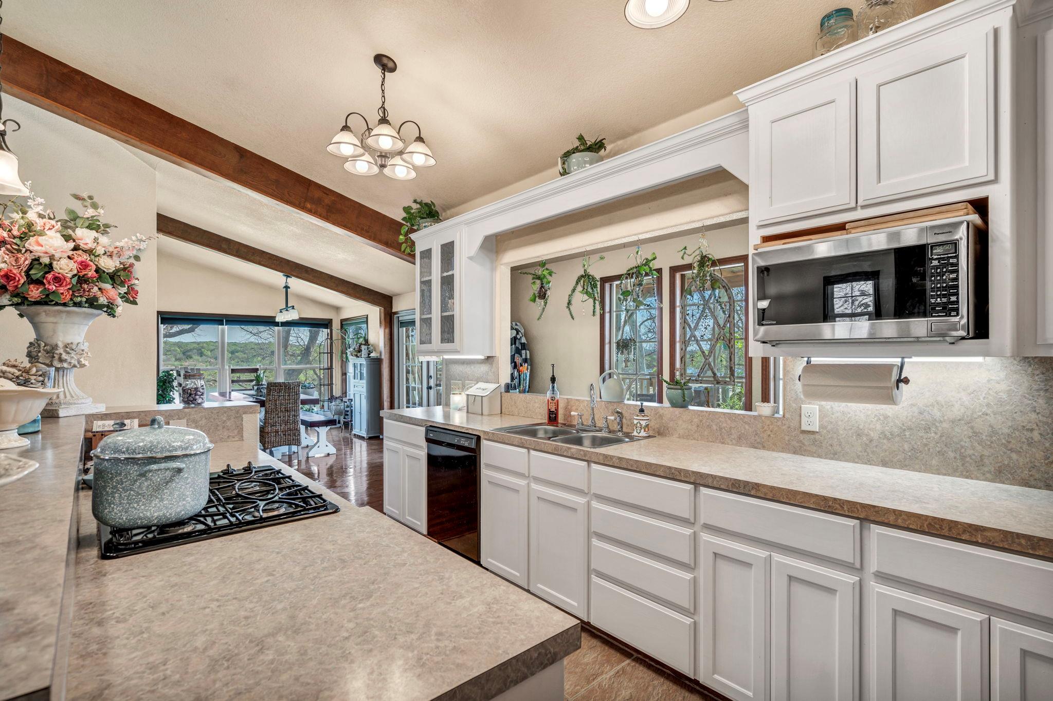 3715 Lakeview DR