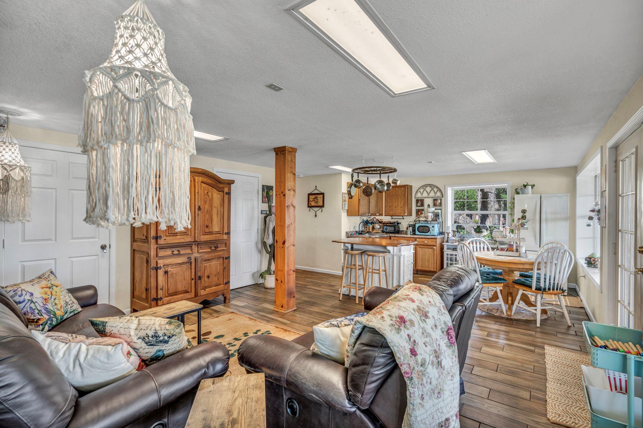 3715 Lakeview DR