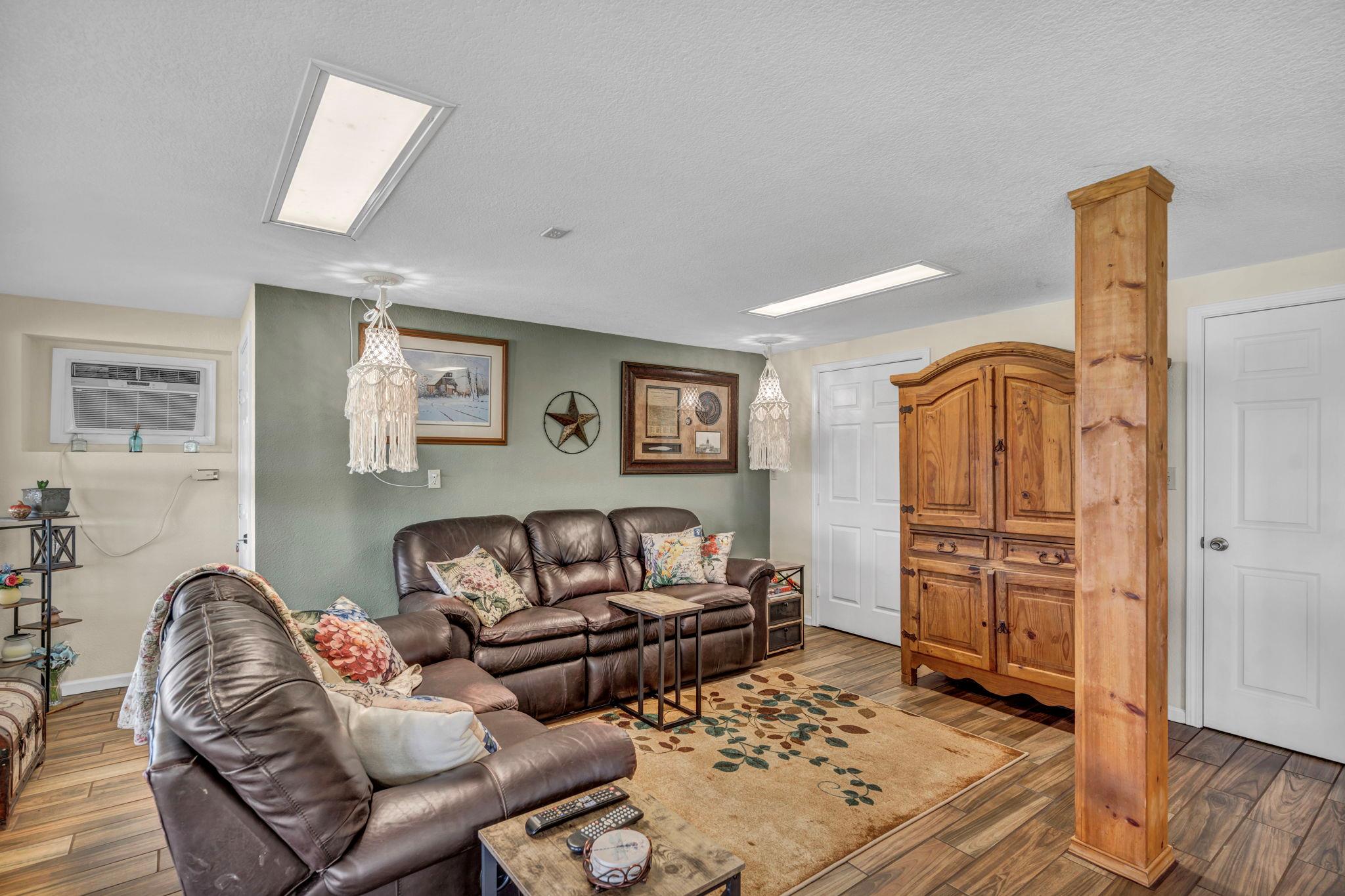 3715 Lakeview DR