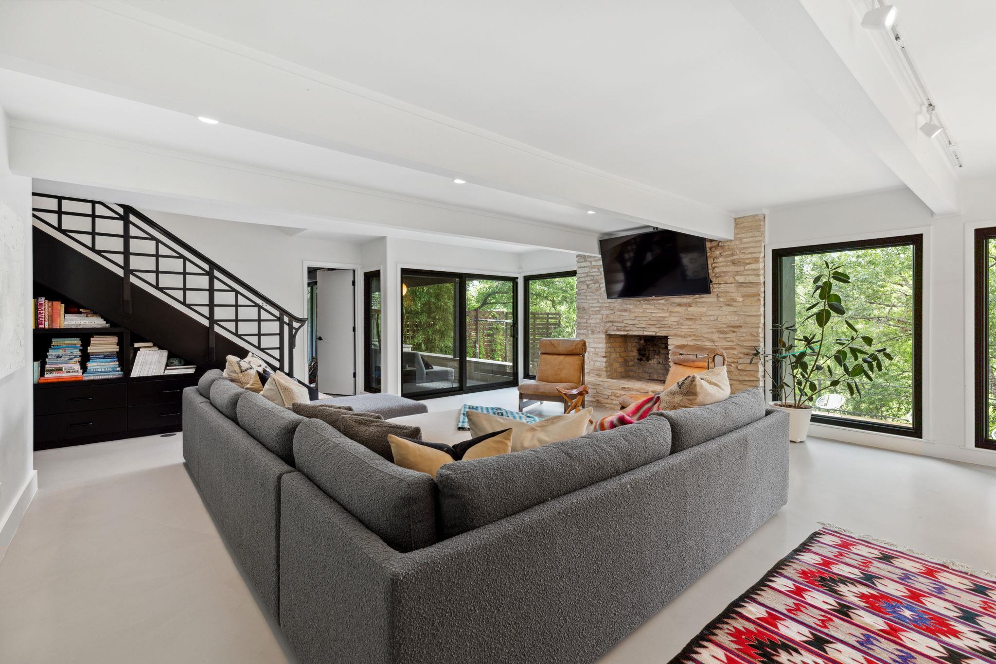 1805 Brookhaven DR