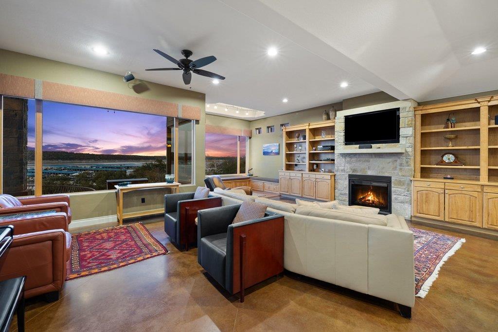 1310 Hurst HOLW