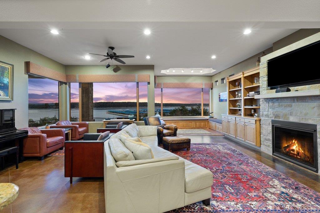 1310 Hurst HOLW