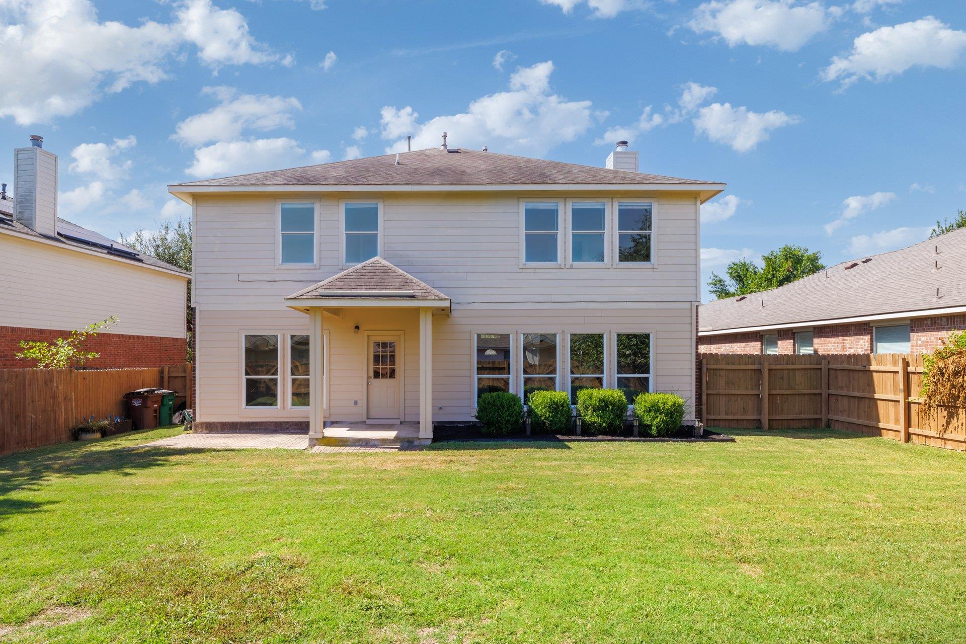 20516 Farm Pond LN