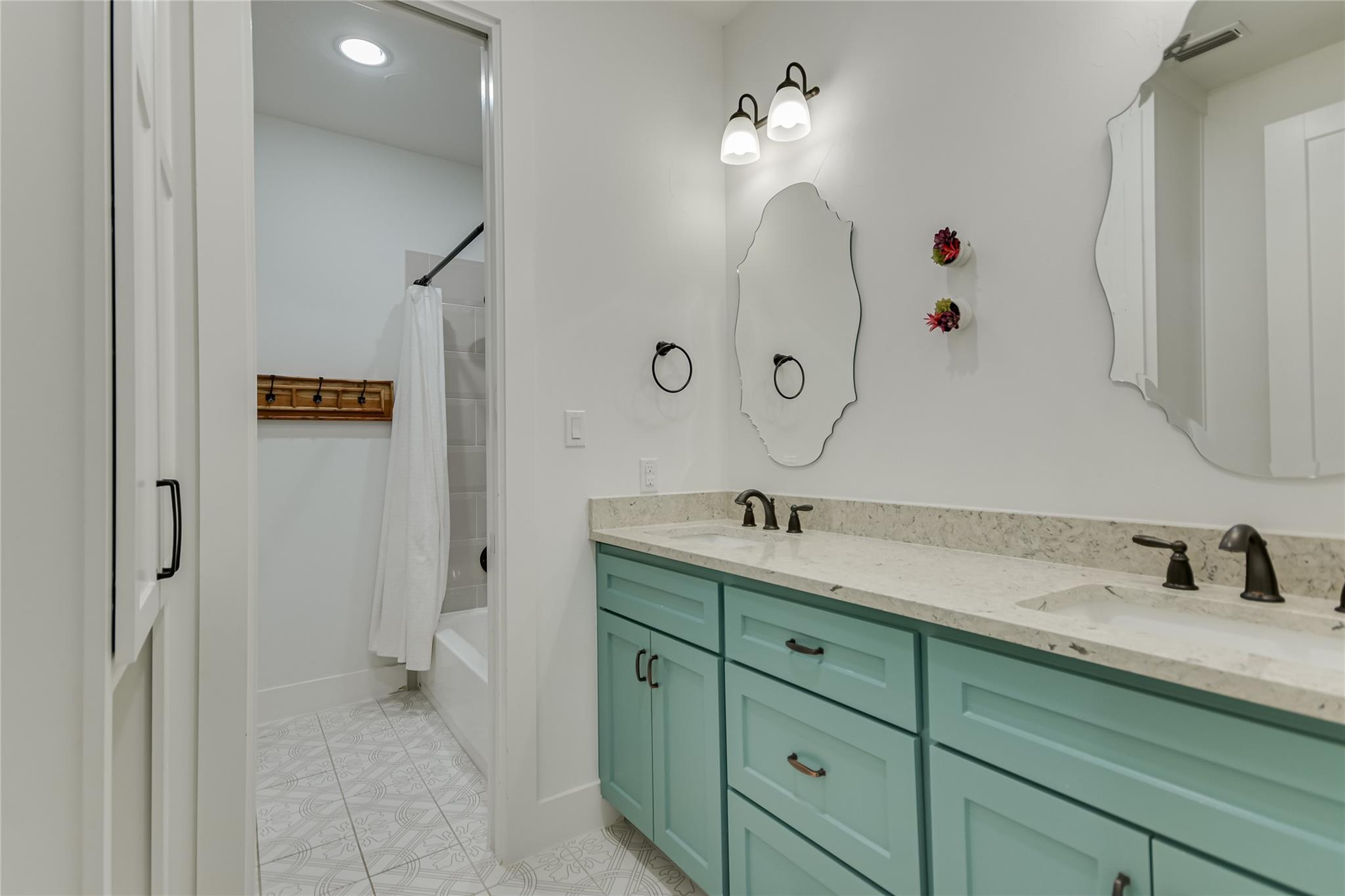 270 RAMBLING OAKS DR