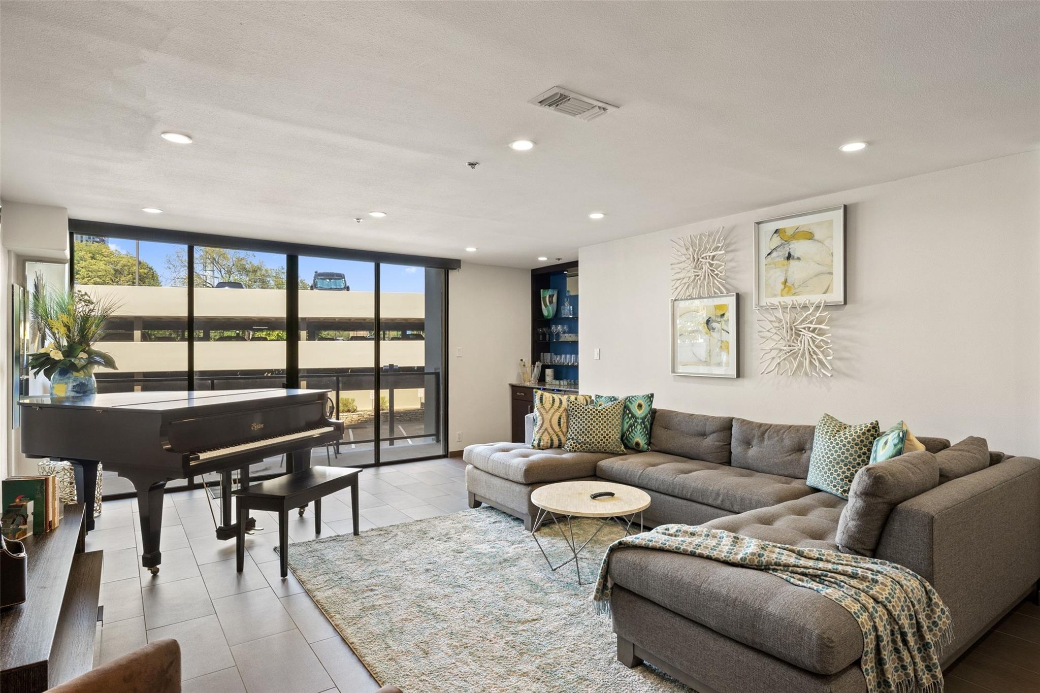40 N Interstate 35 Unit: 2C1