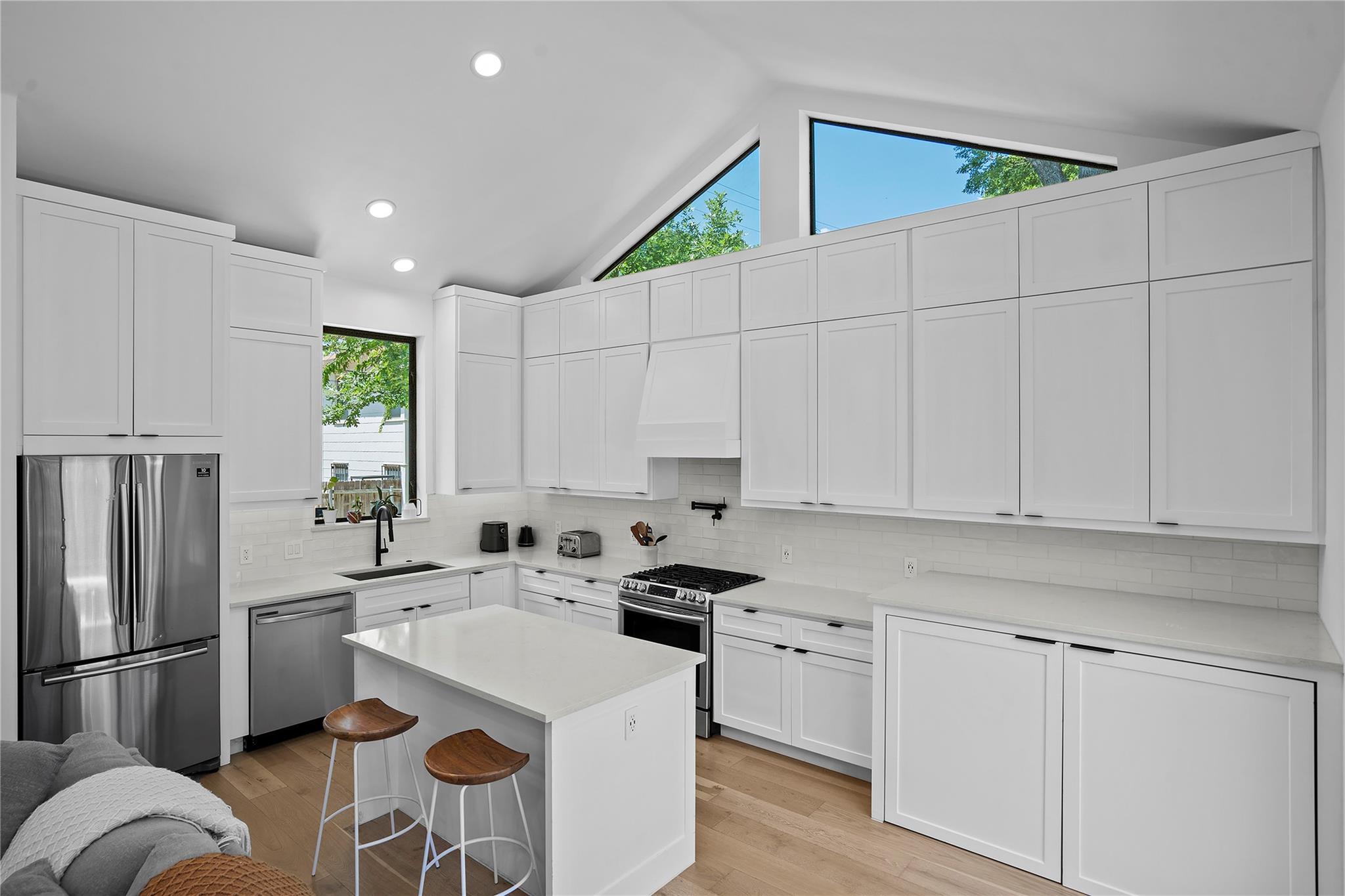 2216 Lindell Ave # 2