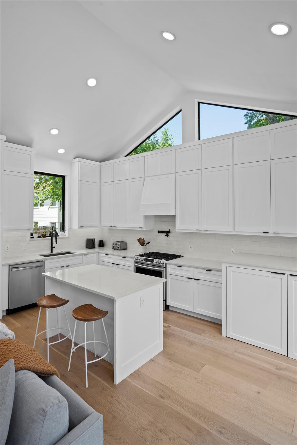 2216 Lindell Ave # 2