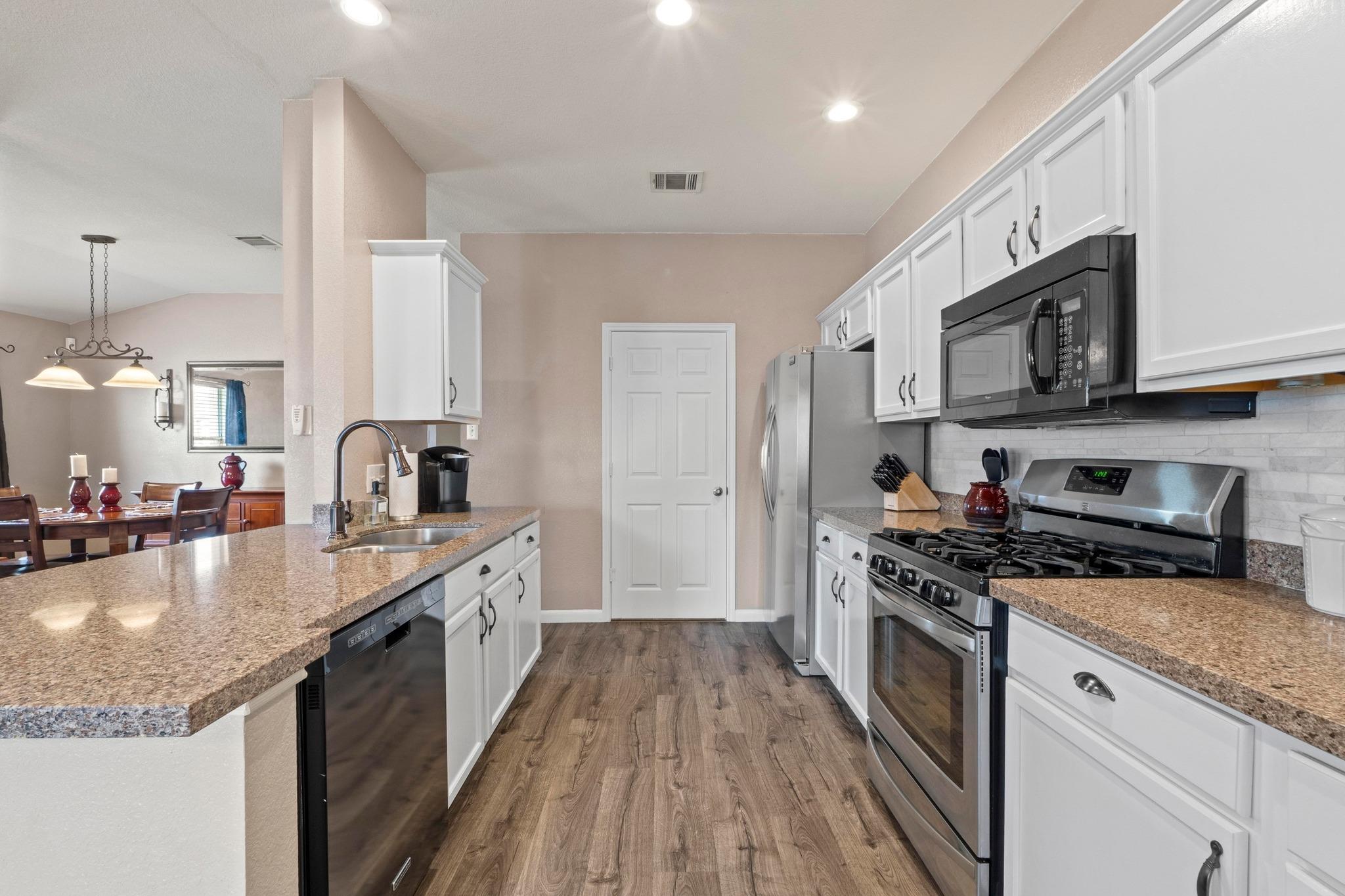 1111 Whitley DR