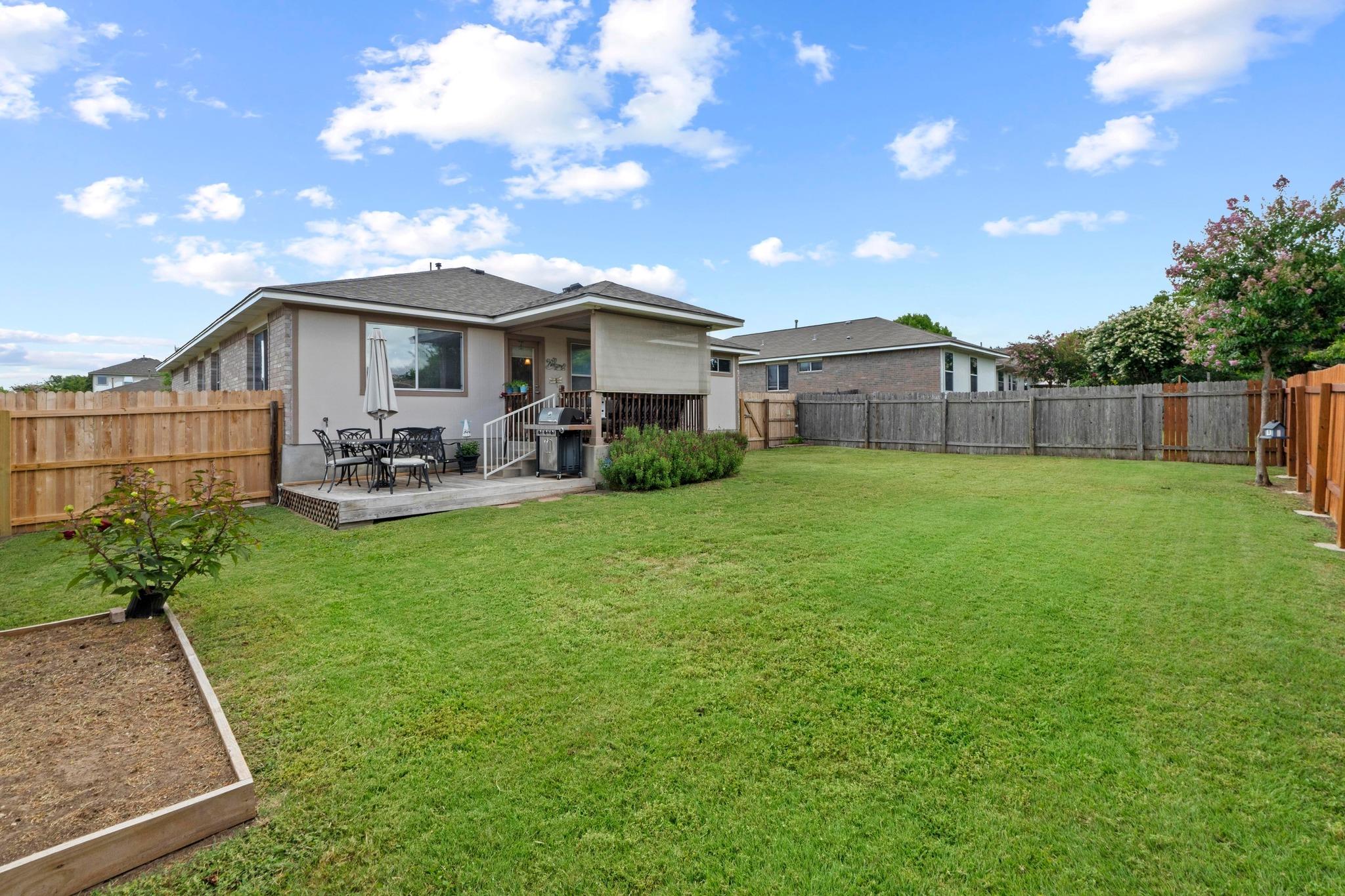 1111 Whitley DR