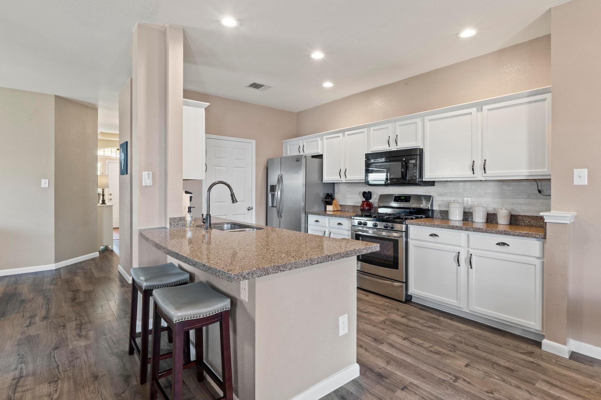 1111 Whitley DR